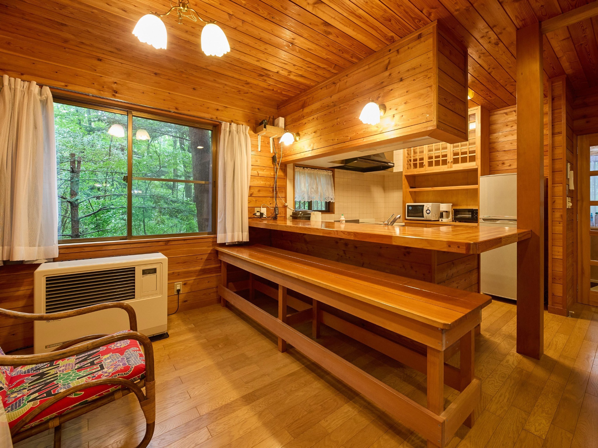 ・【アリエッティ】対面カウンターキッチンで会話も弾みます。横並びでお食事も楽しめますよ