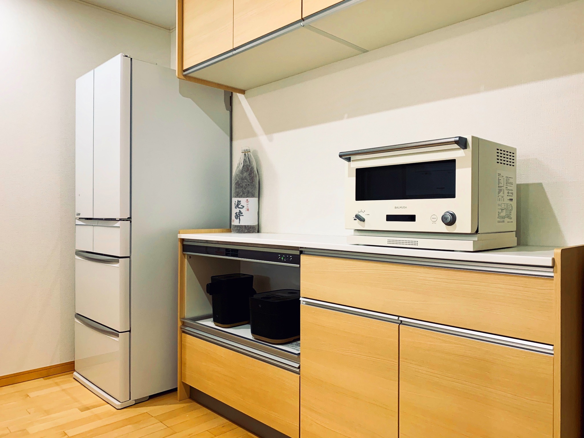 2階 キッチン 冷蔵庫、電子レンジ、電気ポット、炊飯器をご自由にお使いいただけます。