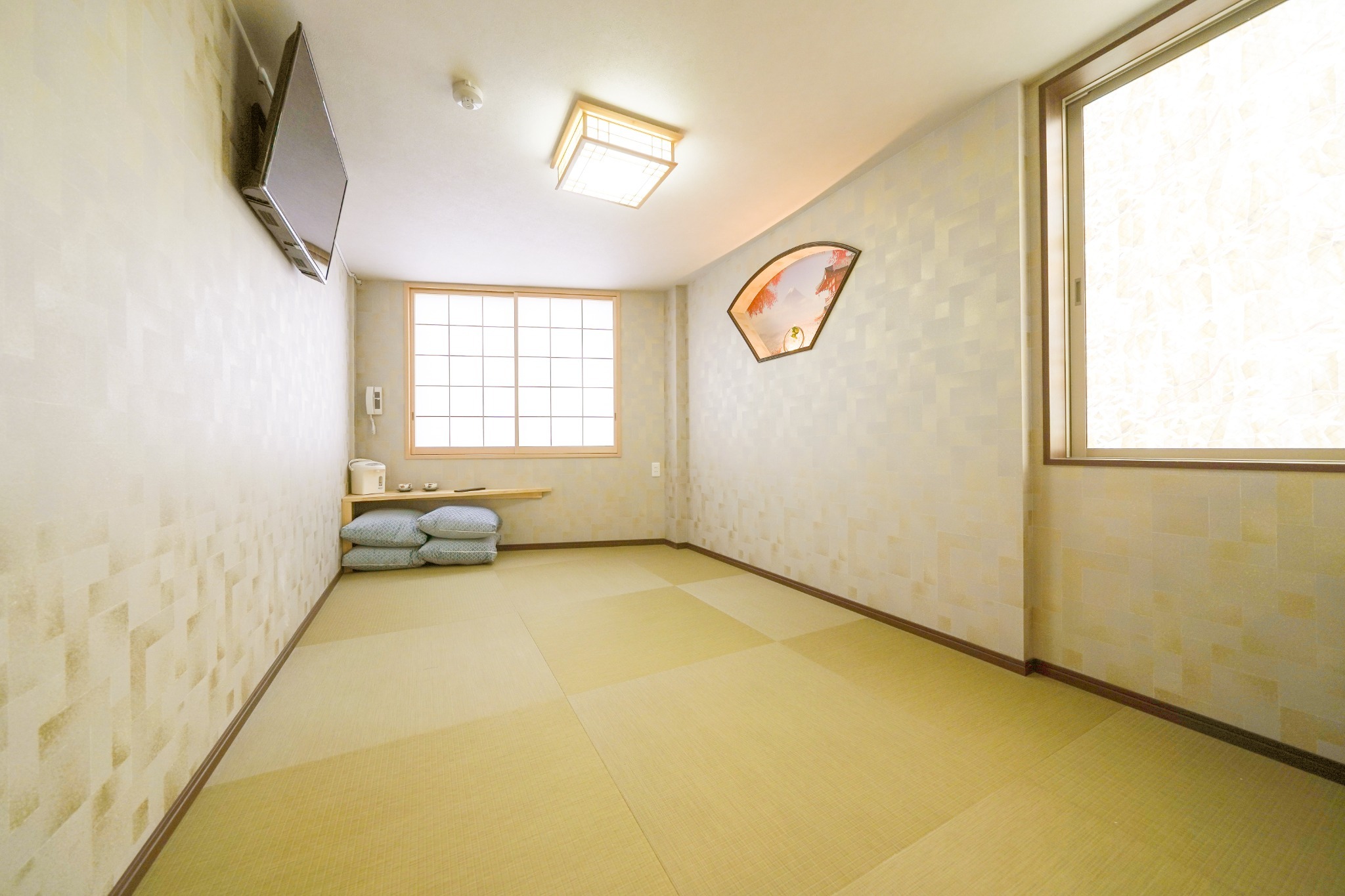 和室4人部屋 西九条駅至近で、交通の便のよい立地、USJへも至近アクセス