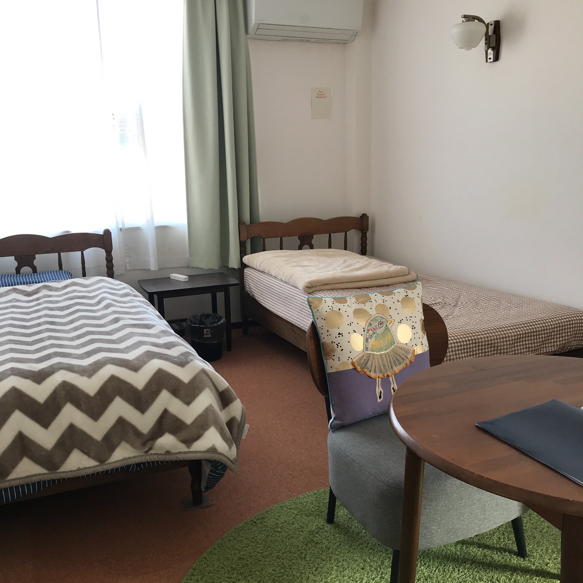 駅から11分!飲食店街のど真ん中にあり、立地は最高。洋室4(2タイプ)あります。