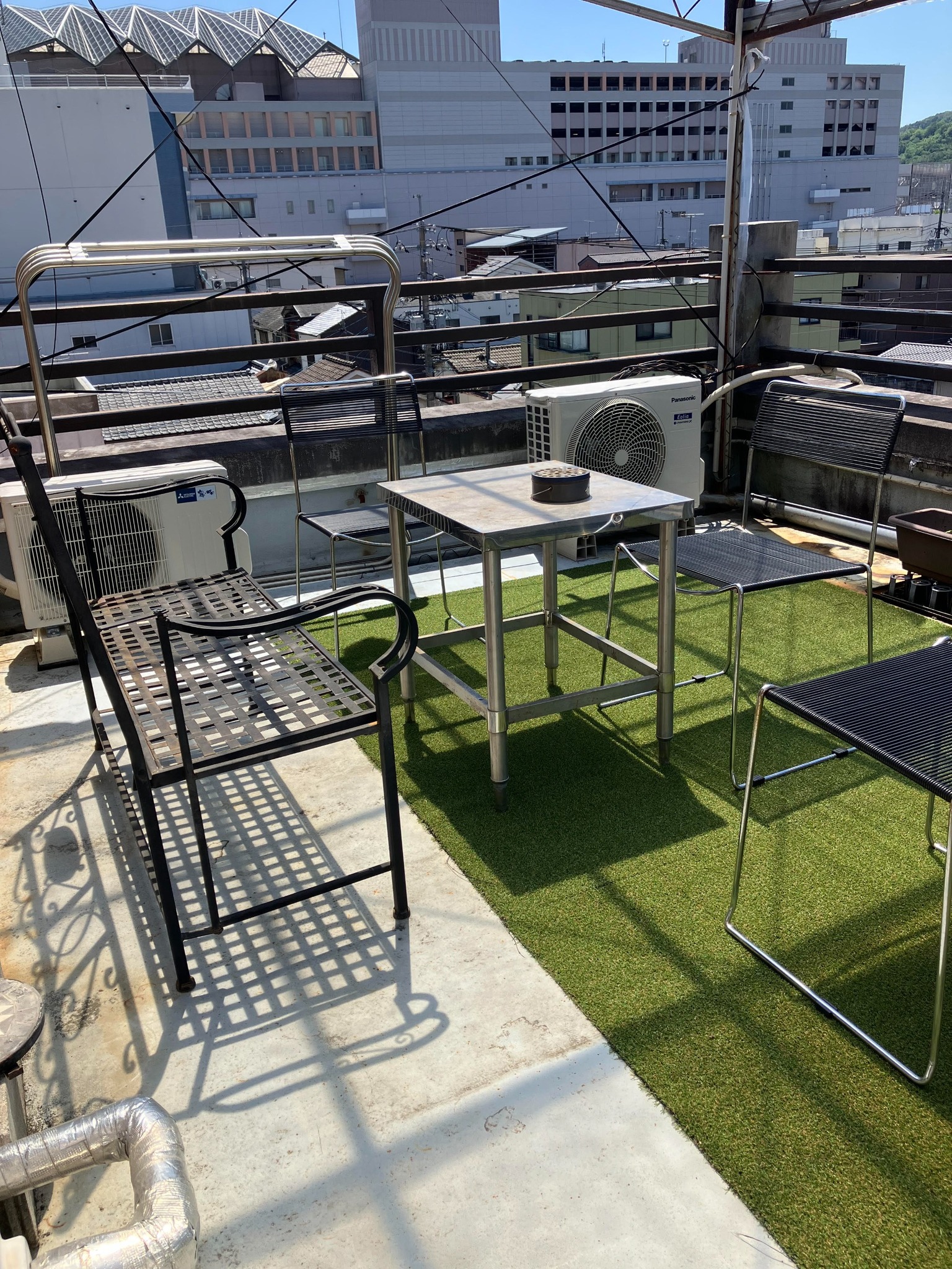 駅から11分!飲食店街のど真ん中にあり、立地は最高。洋室4(2タイプ)あります。