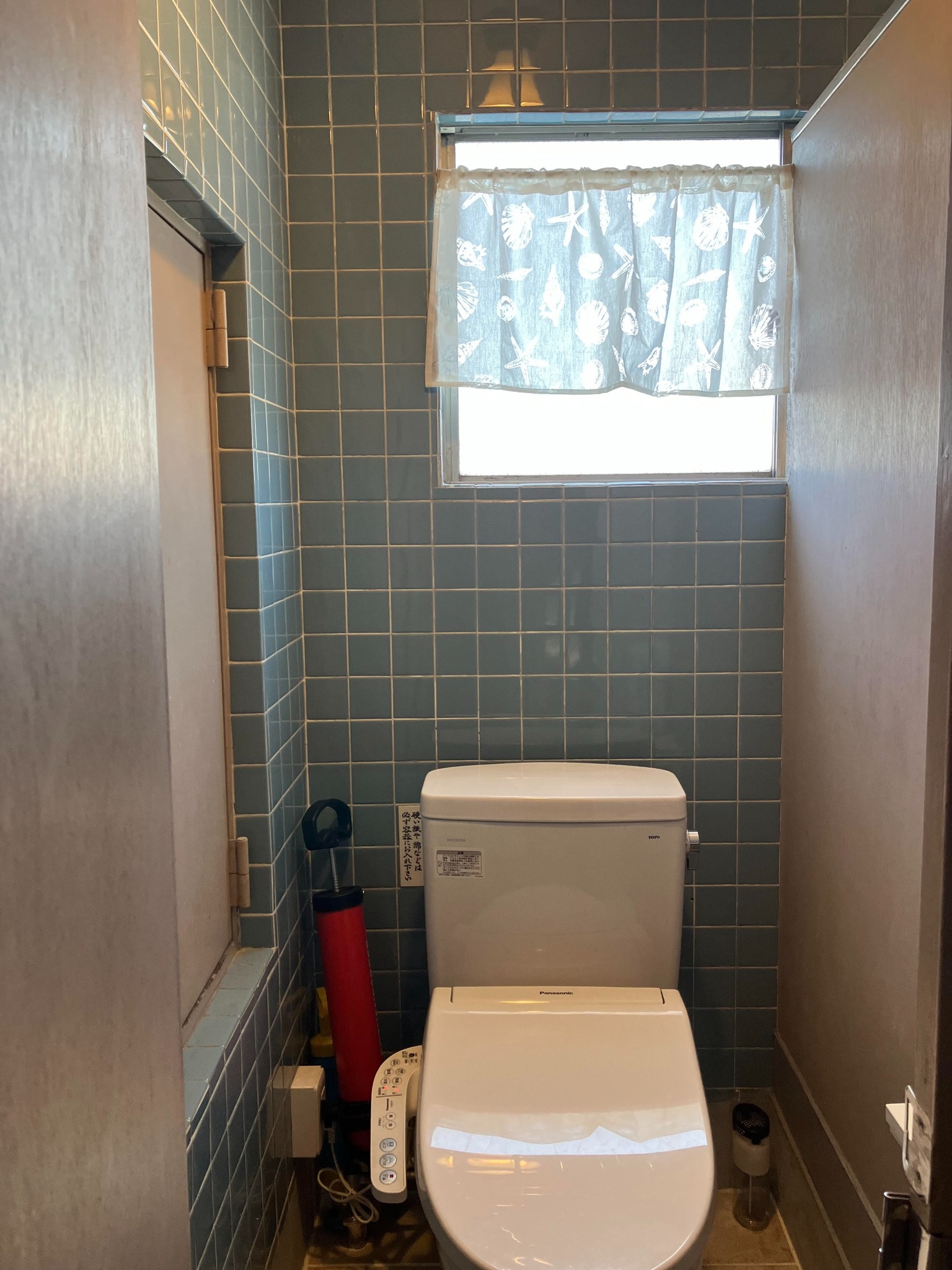 駅から11分!飲食店街のど真ん中にあり、立地は最高。洋室4(2タイプ)あります。