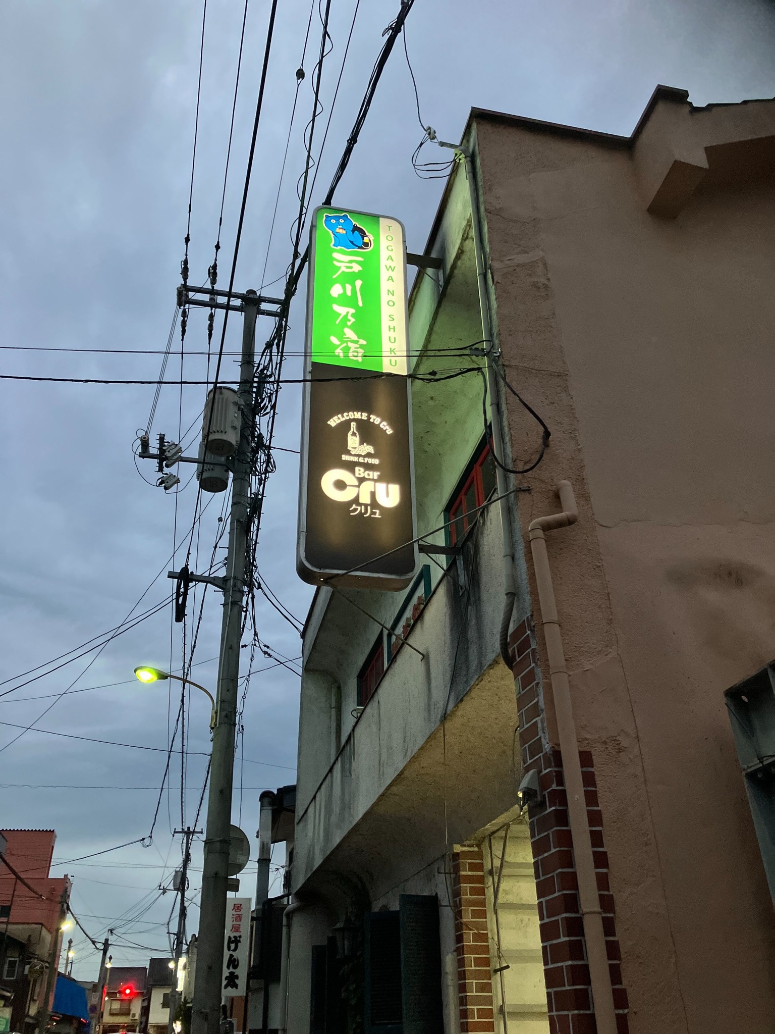 駅から11分!飲食店街のど真ん中にあり、立地は最高。洋室4(2タイプ)あります。