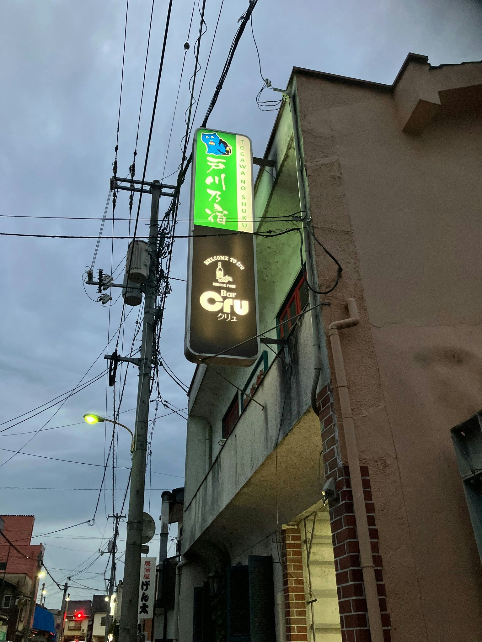 駅から11分!飲食店街のど真ん中にあり、立地は最高。洋室4(2タイプ)あります。