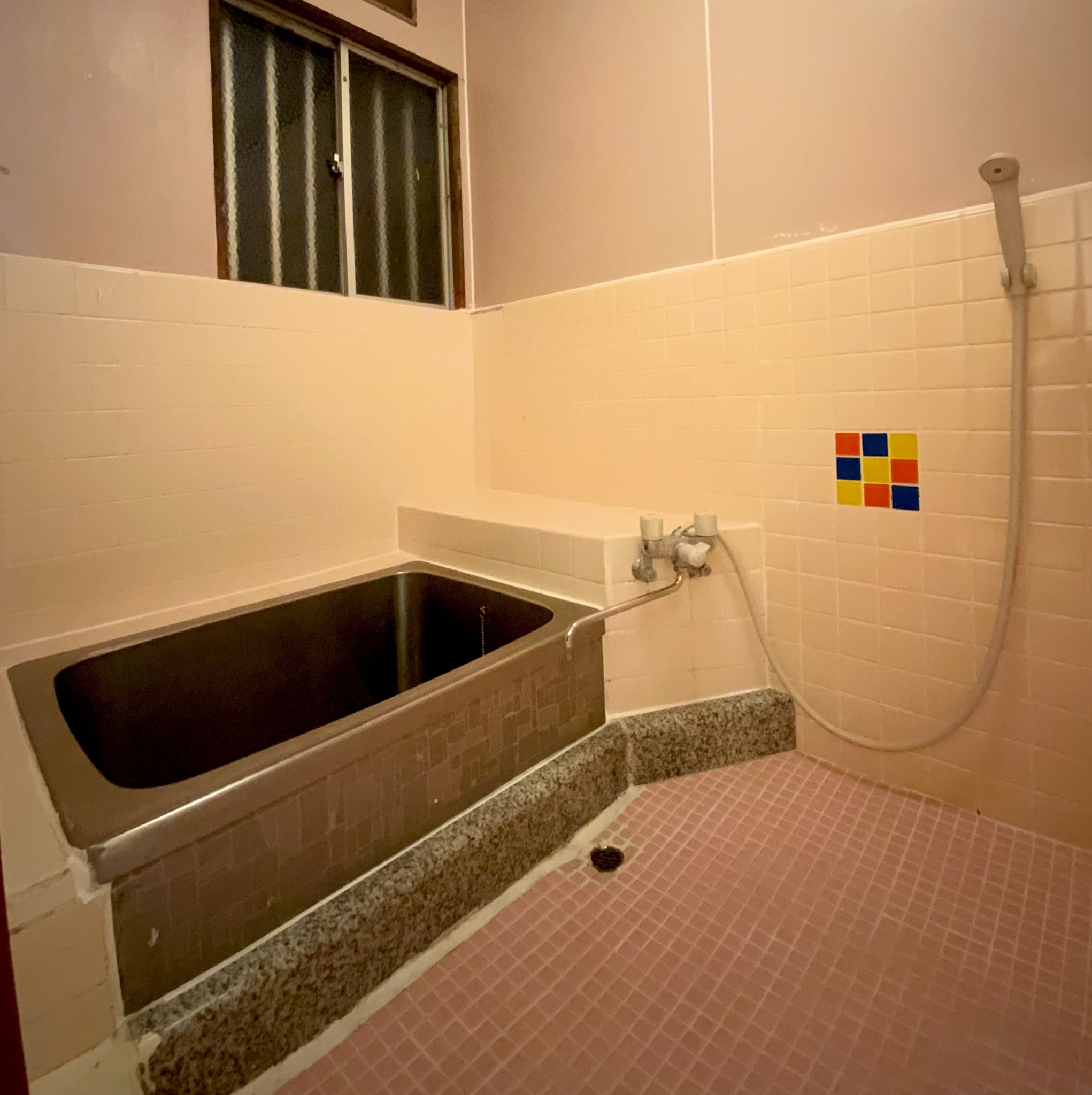 浴室:昭和の香りがするタイル貼りの浴室、シャワーもあります
