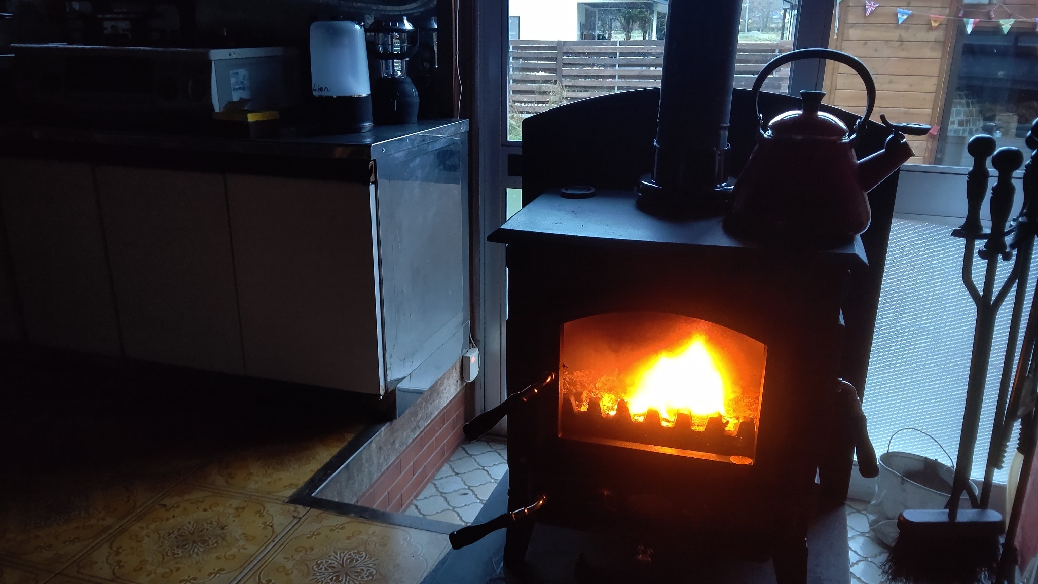 冬は薪ストーブで過ごせます。