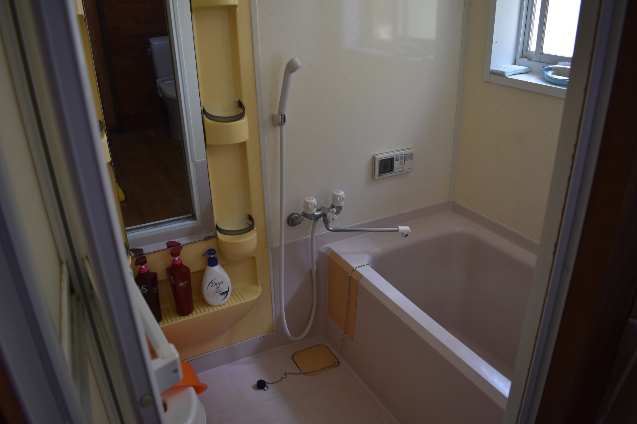 お風呂も広く湯舟でゆったりできます。