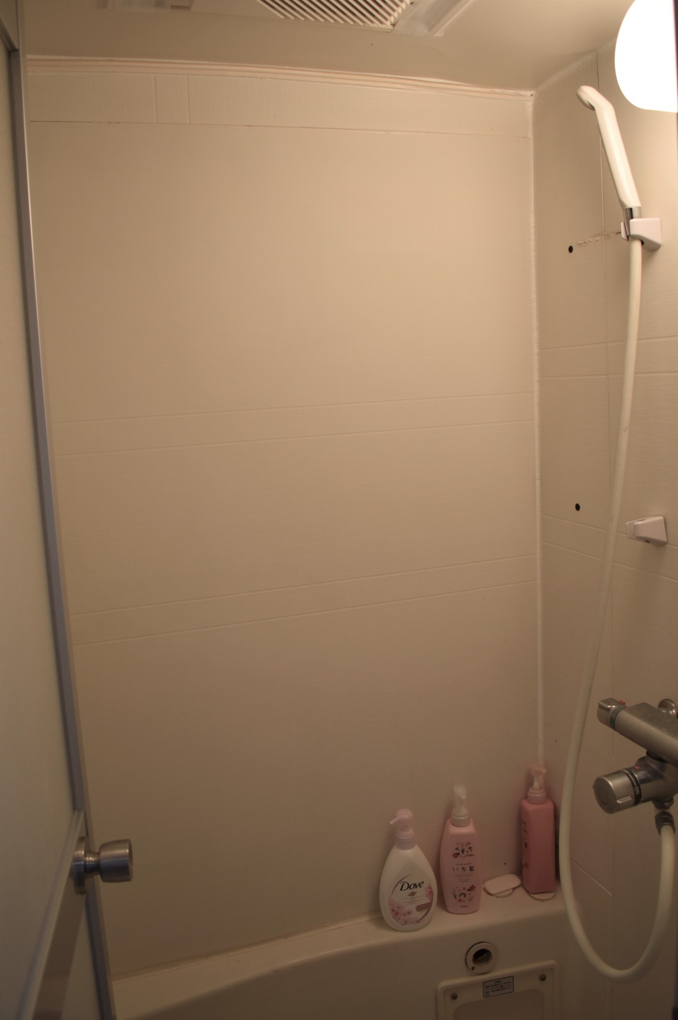 湯舟は無くシャワーのみになります。