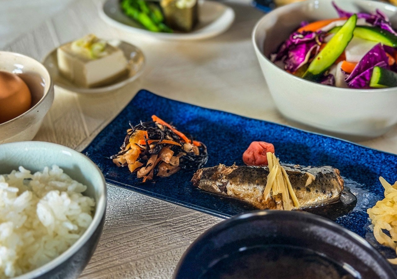 【1棟貸切・朝食付き】10名様分の朝食代込み|佐渡の恵みを味わう「島の朝ごはんセット」プラン
