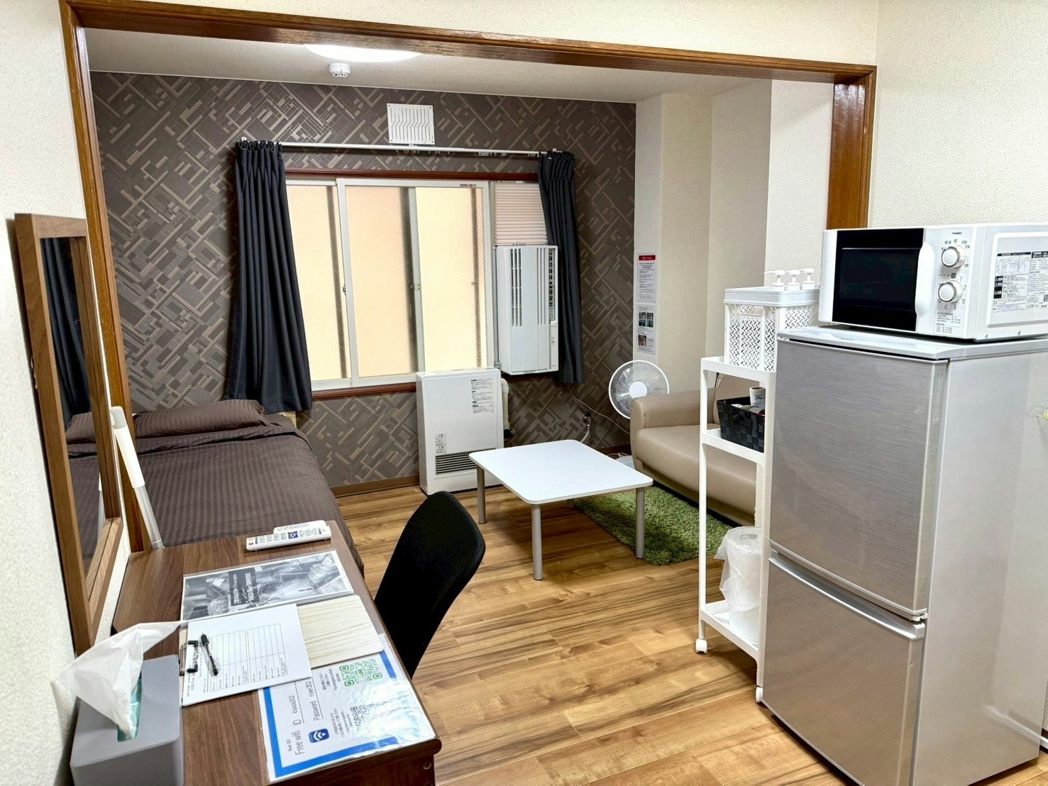 ダブルベッドルーム!202 菊水駅徒歩3分 豊平川が綺麗です! 近隣にコンビニ・スーパー・カフェなど