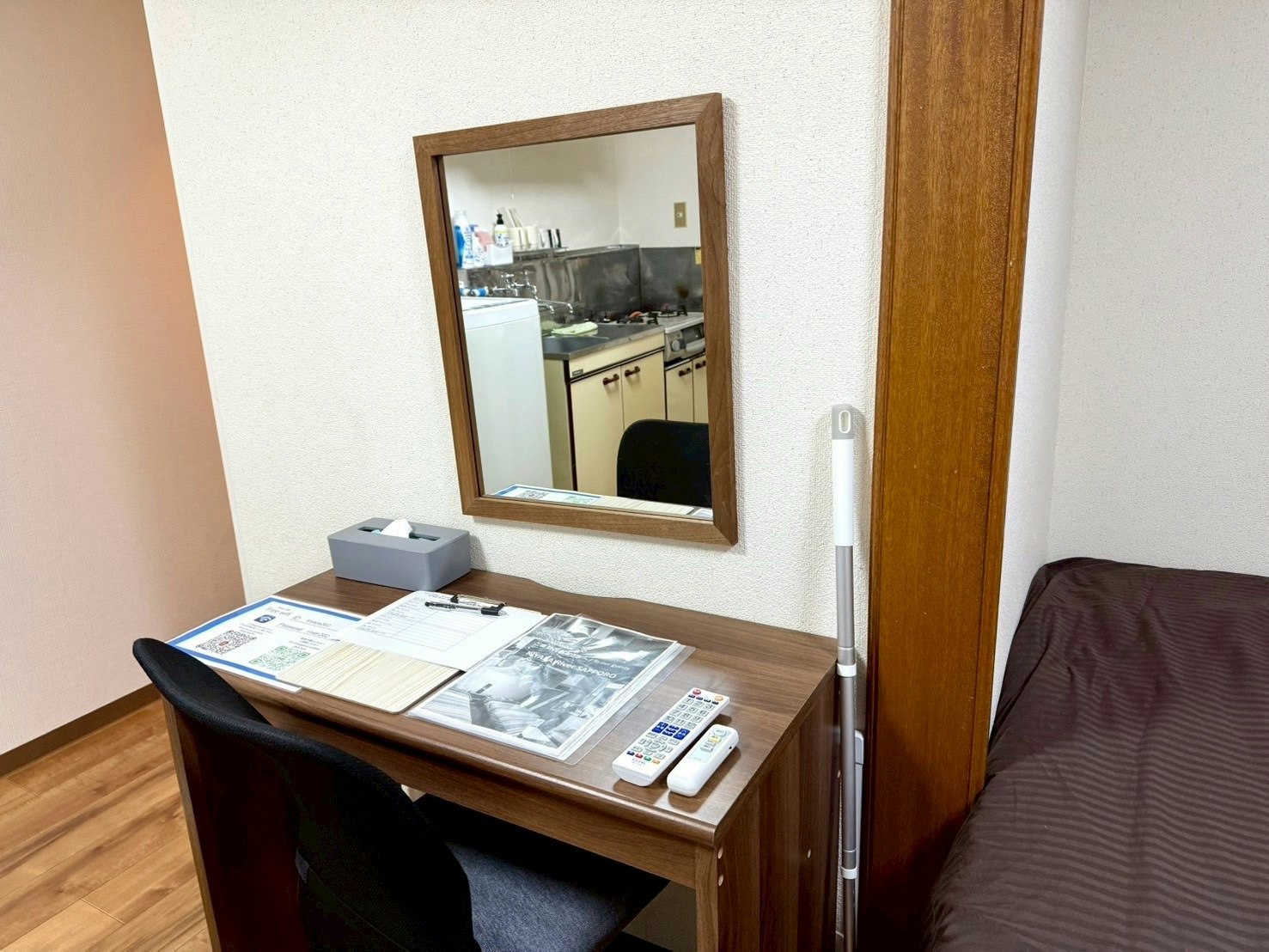 ダブルベッドルーム!202 菊水駅徒歩3分 豊平川が綺麗です! 近隣にコンビニ・スーパー・カフェなど