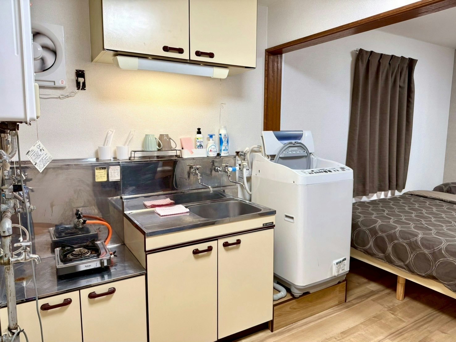 ダブルベッドルーム!203 菊水駅徒歩3分 豊平川が綺麗です! 近隣にコンビニ・スーパー・カフェなど