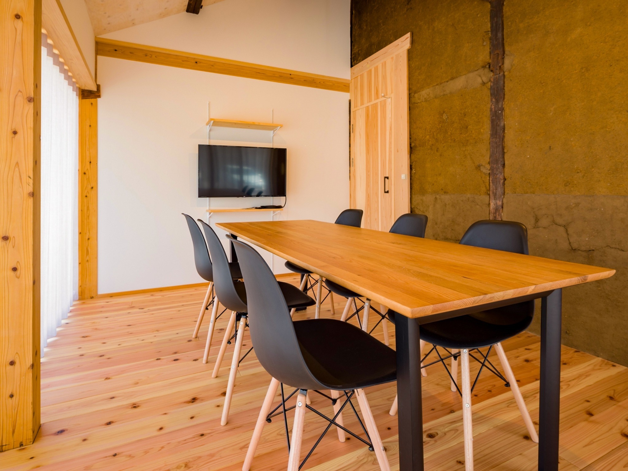 ・会議室には、テーブルや椅子はもちろん、40型スマートTVを設置