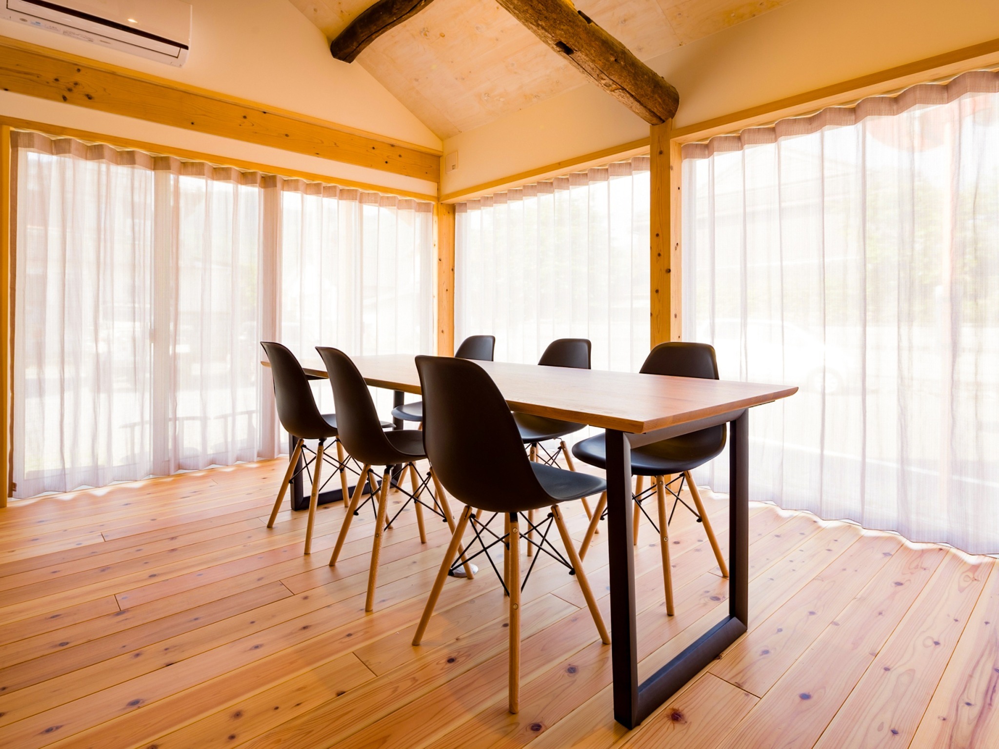 ・会議室の大きな窓から、自然光が差し込みます