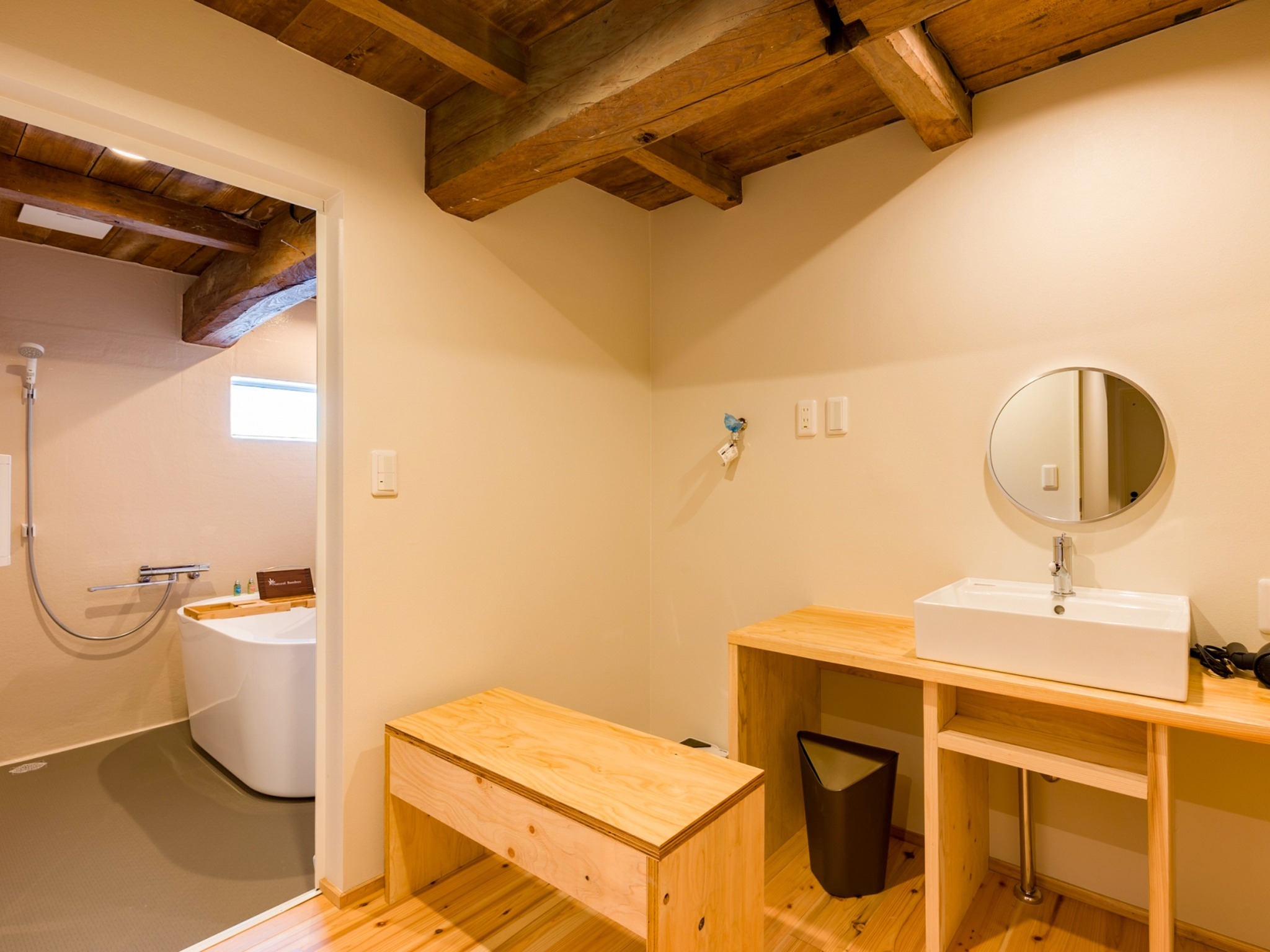 ・女性用浴室の脱衣所。シンプルで清潔感があります