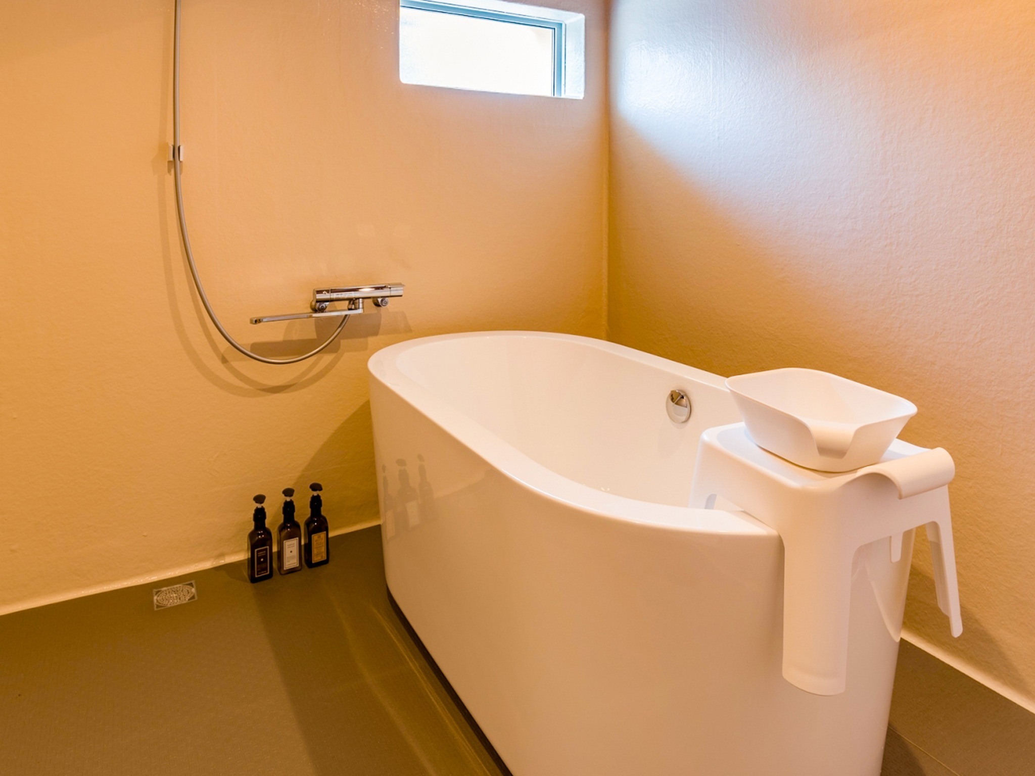 ・バスルームは3カ所(男性用1、女性用1、男女共用1)