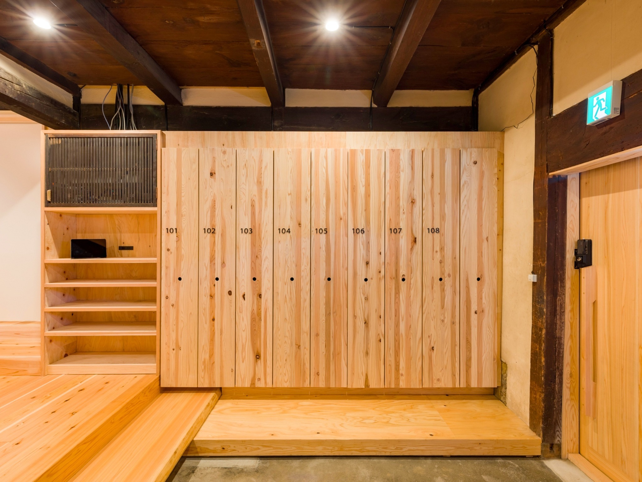 ・玄関に各部屋ごとのロッカーを設置