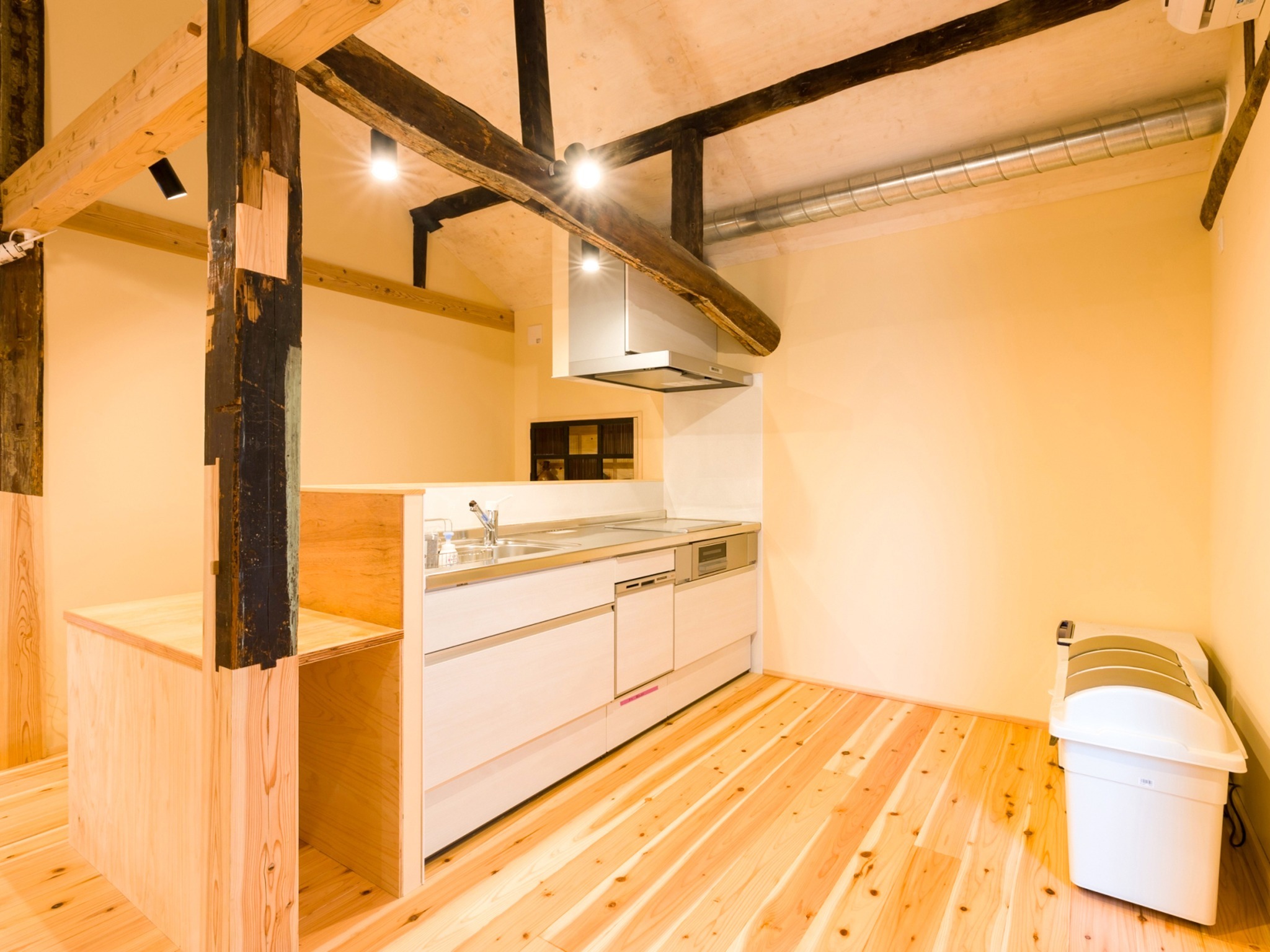 ・共用キッチンで自炊が可能です