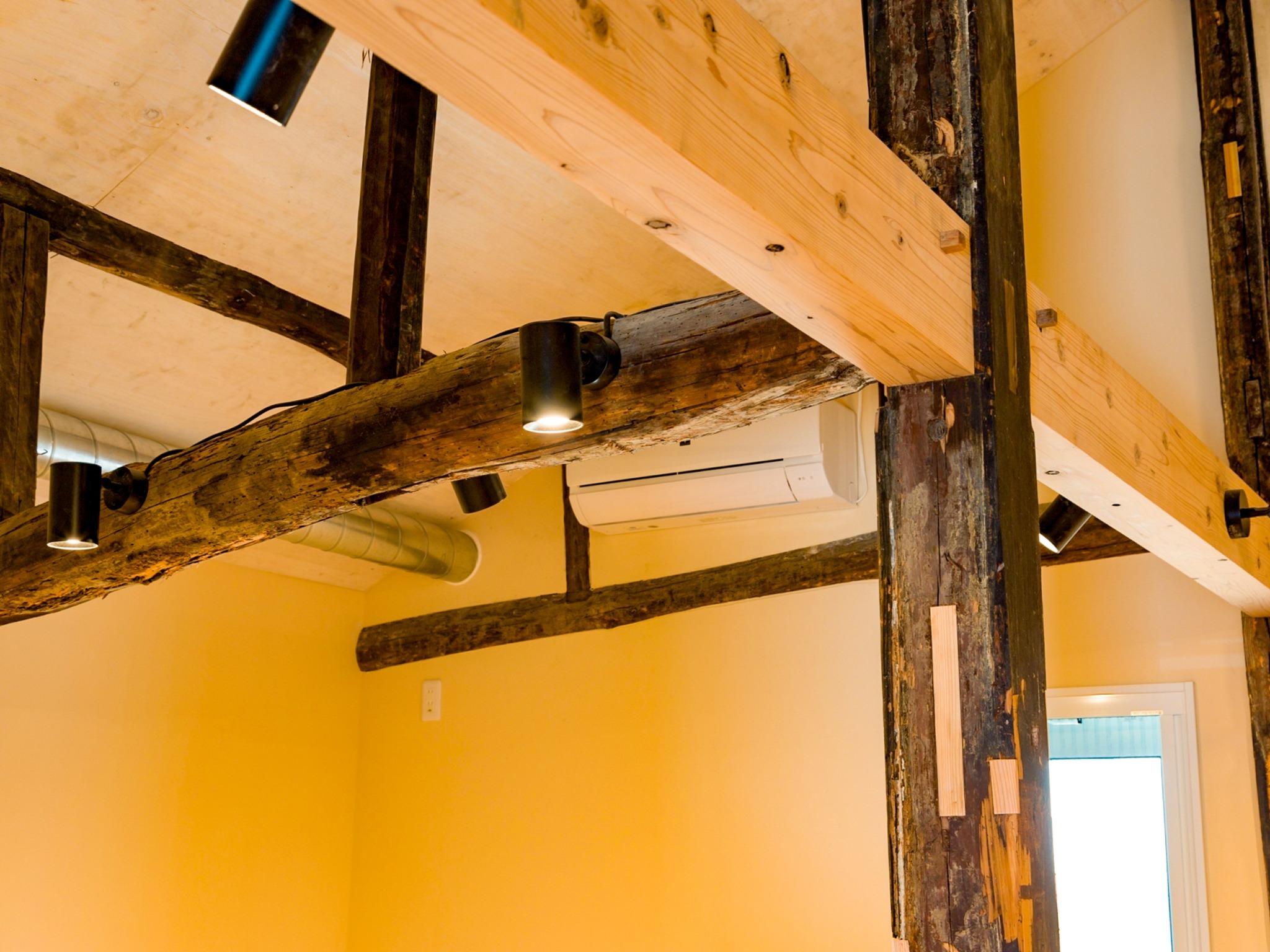 ・古民家ならではの太い梁を生かした造り