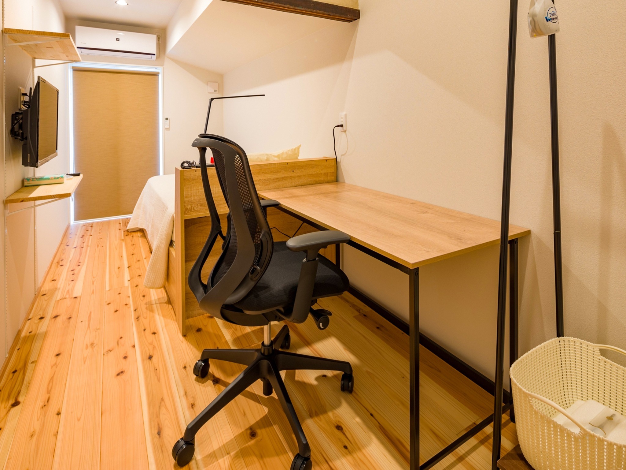 ・【女性用シングル】デスクワークできる机と椅子をご用意