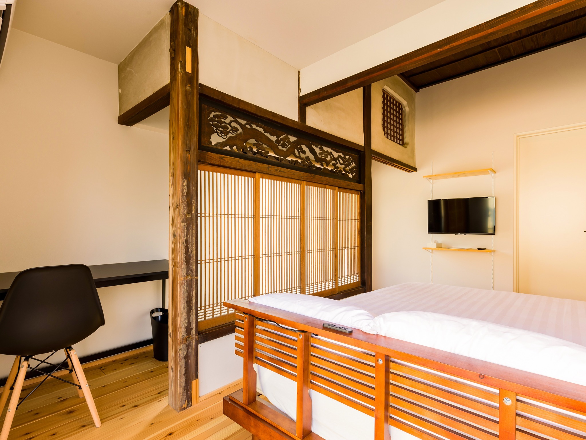 ・【2名用ダブルルーム】ワーケーションに利用できるテーブルと椅子を設置