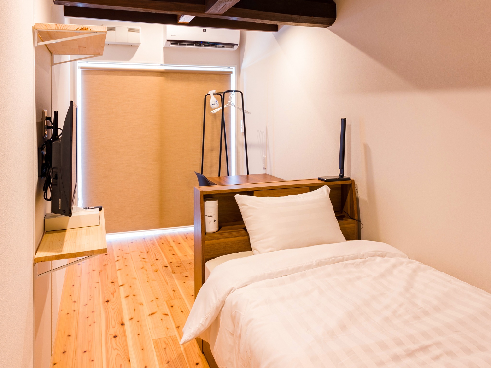 ・【シングルルーム一例】PC接続可能なモニター設置しています