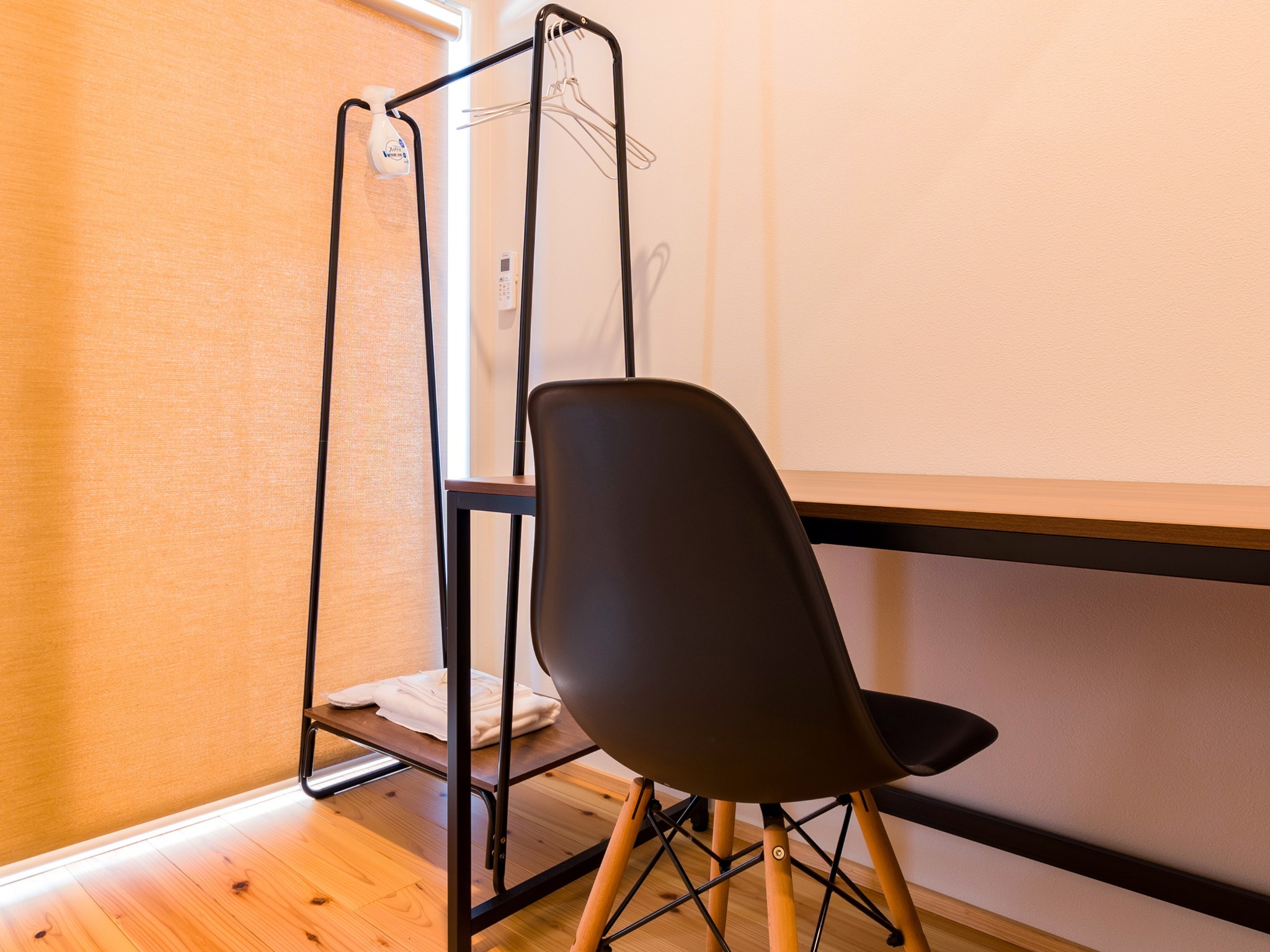 ・【シングルルーム一例】仕事用のテーブルと椅子を設置しています