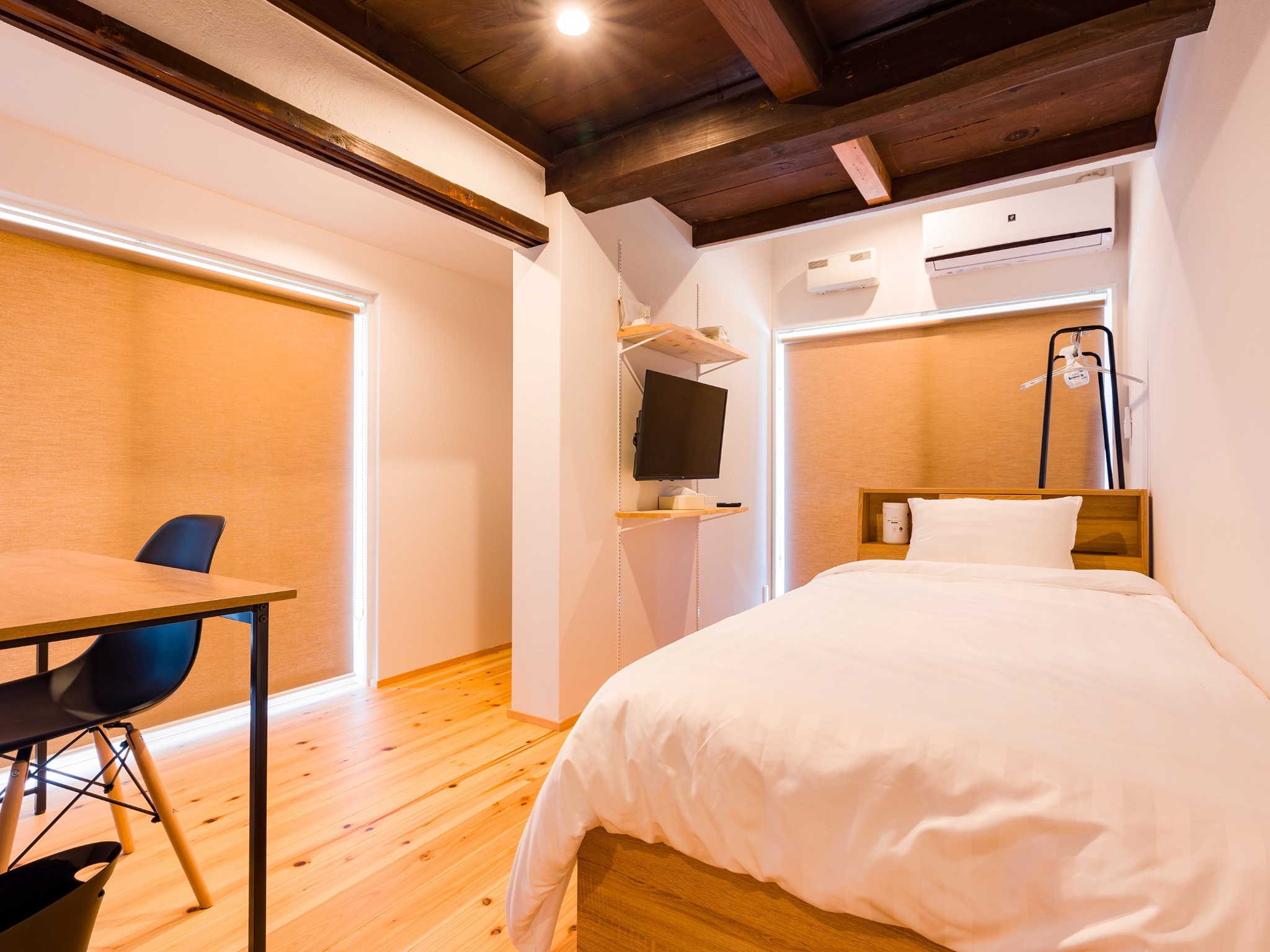 ・【シングルルーム一例】引きこもってデスクワークもできます