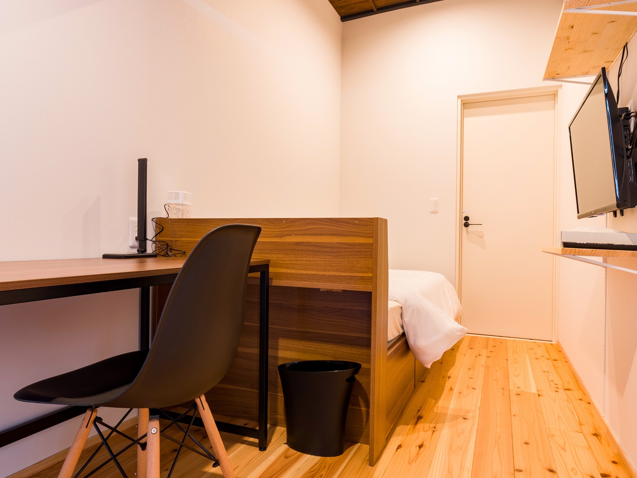 ・【シングルルーム一例】白を基調としたシンプルで居心地のよい空間