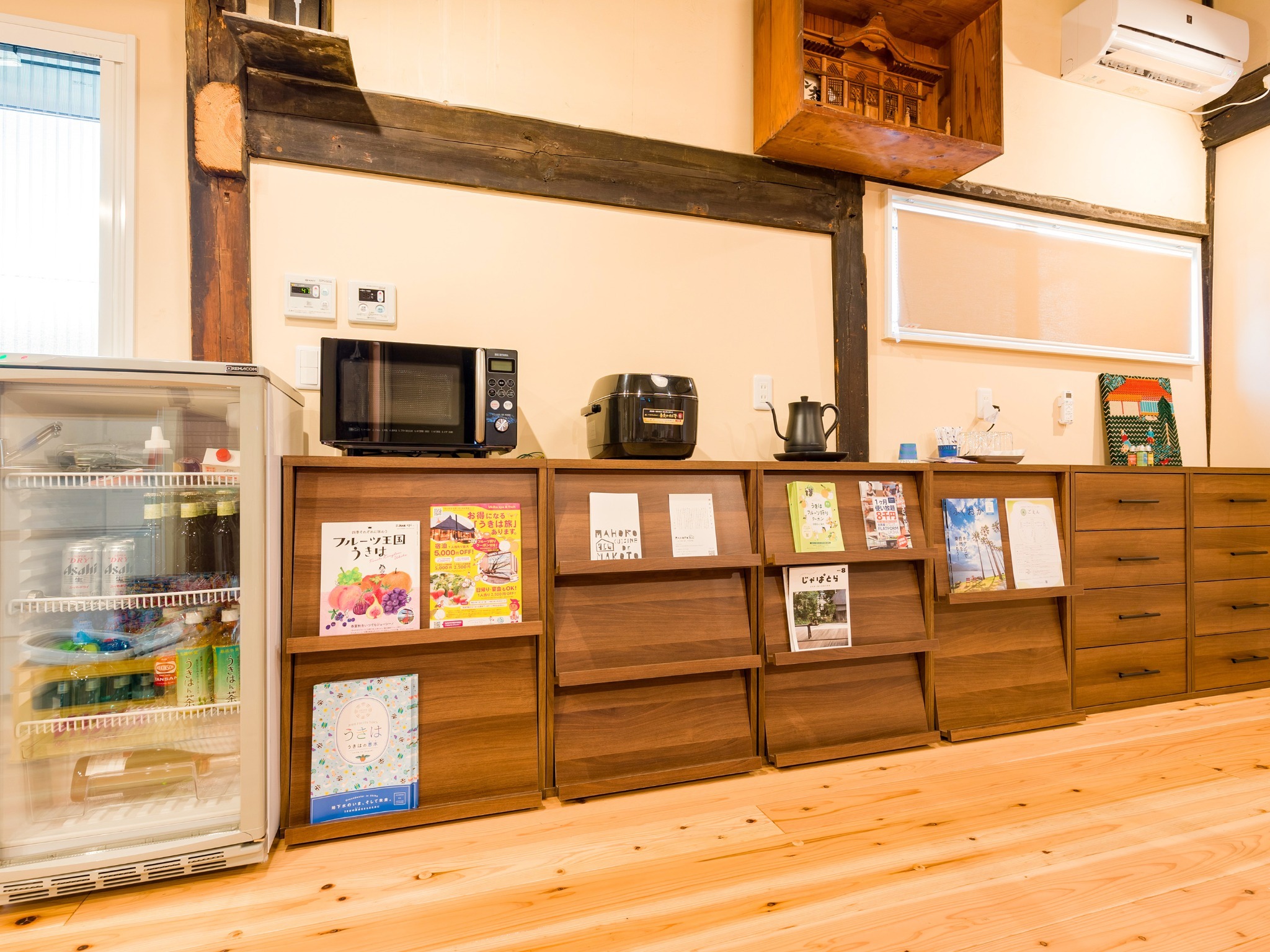 ・共有のキッチンには電子レンジや炊飯器などを完備しており自炊可能です