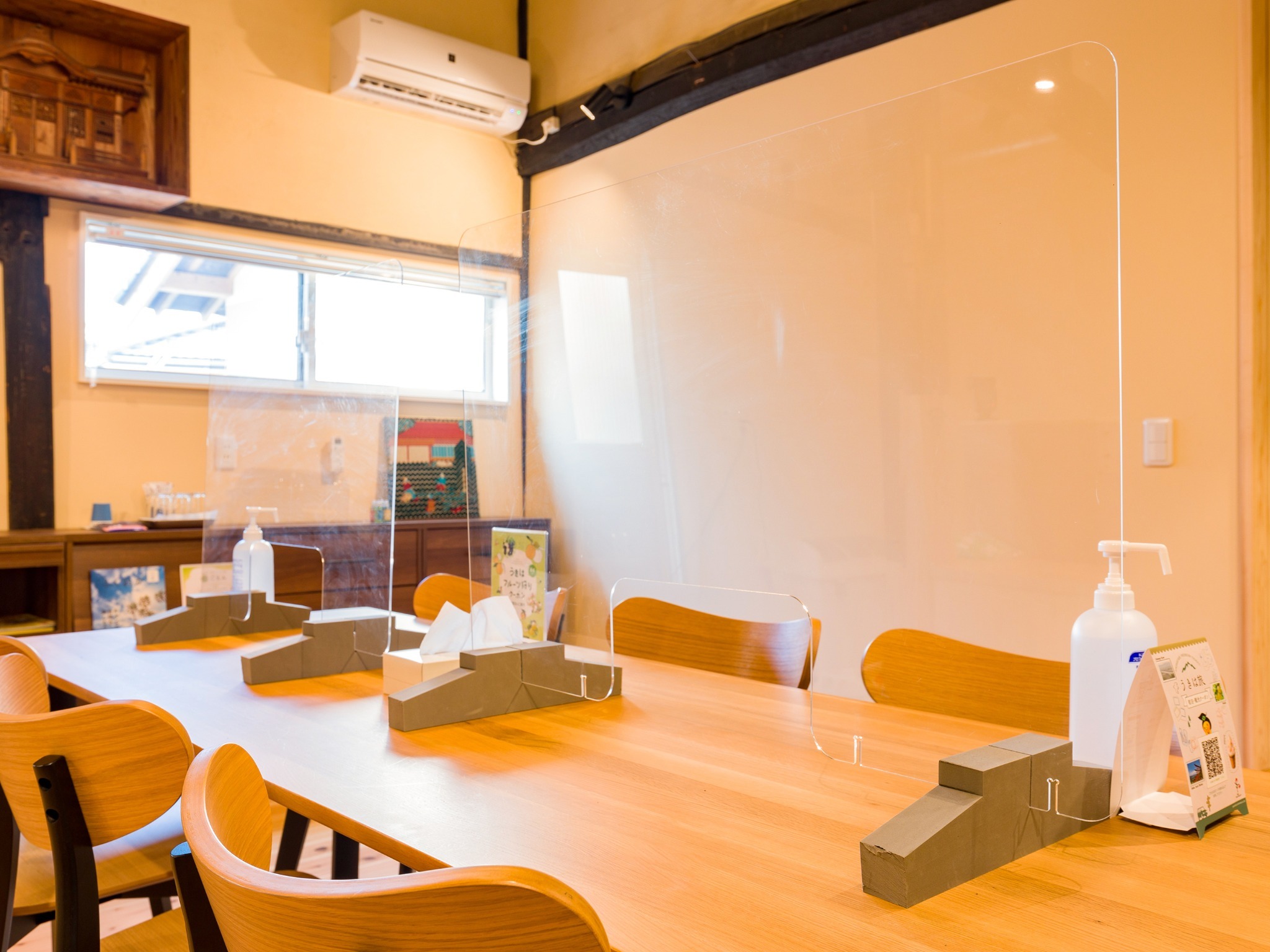 ・ダイニングテーブルには、飛沫防止板を設置しています