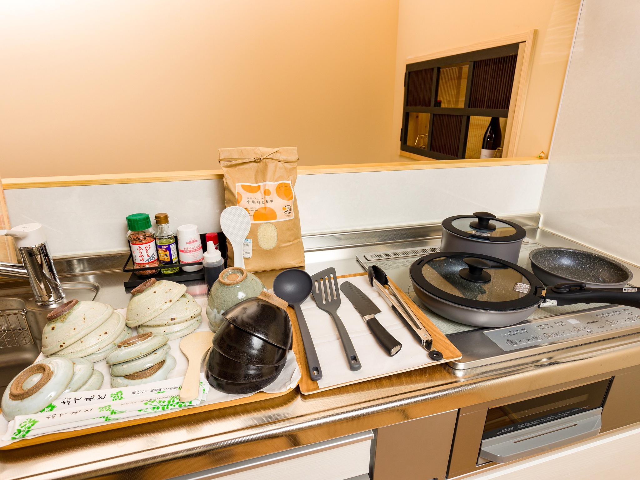 ・キッチンには調理器具や食器類を完備しております