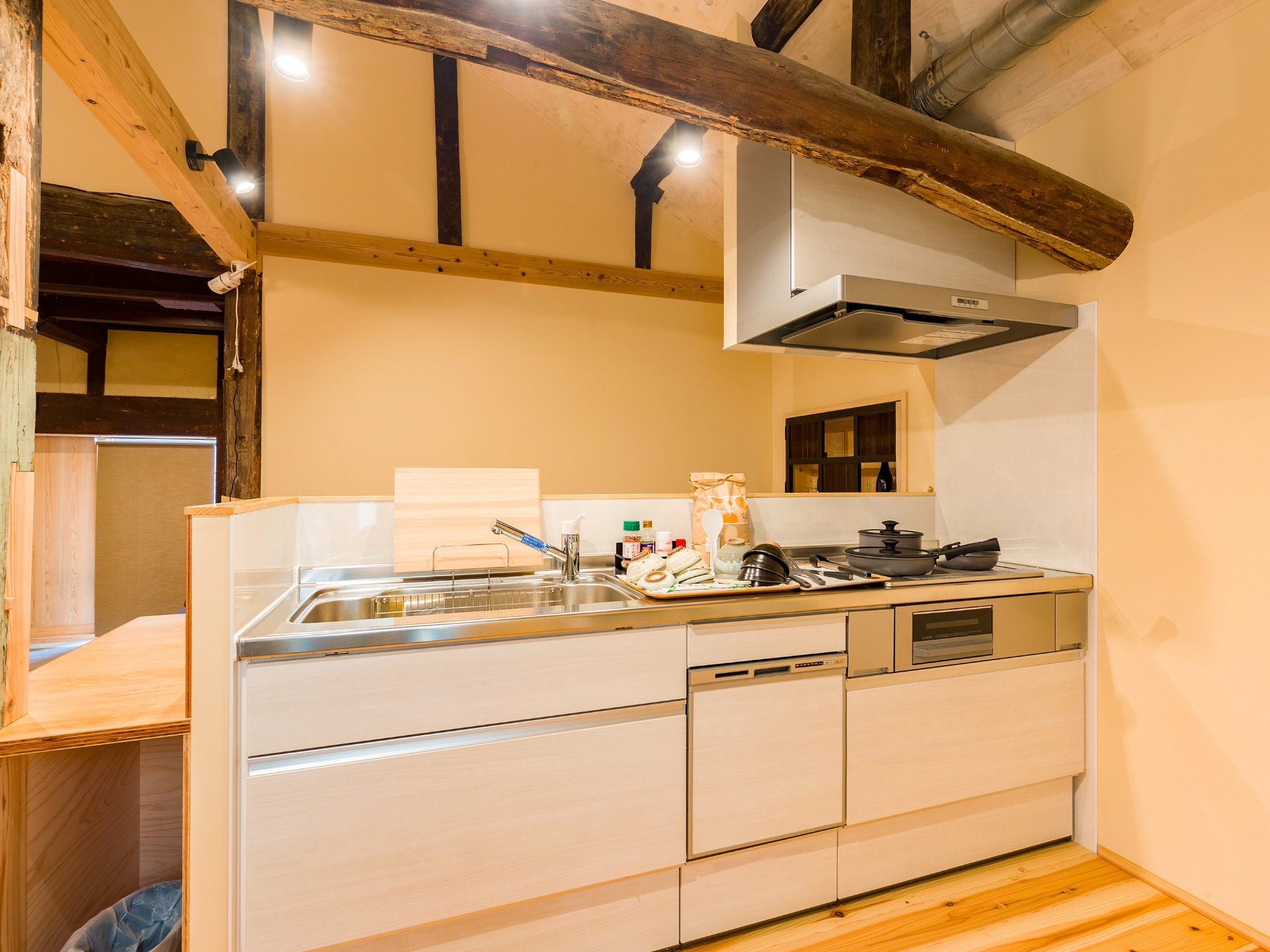 ・オープンキッチンにある太い梁は、古民家の名残を感じさせます