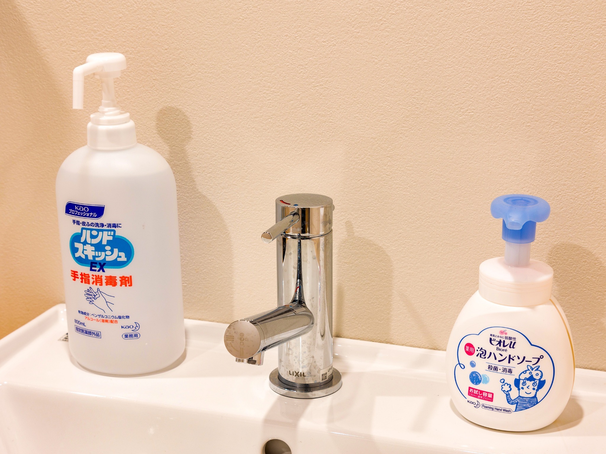 ・洗面台にはハンドウォッシュと手指消毒用アルコールを設置