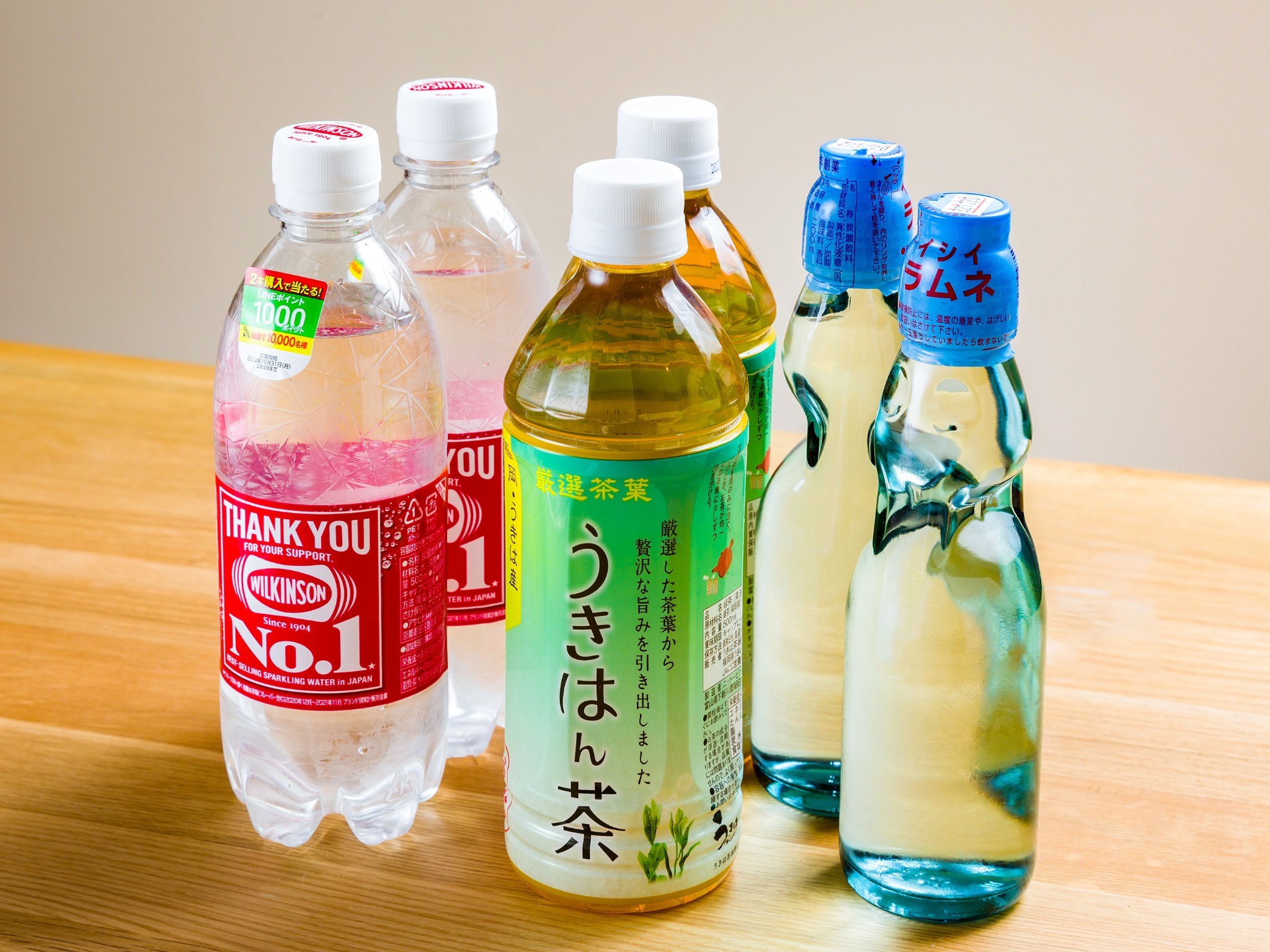 ・冷蔵ケースにお茶やラムネなどの清涼飲料水をご用意(有料オプション)