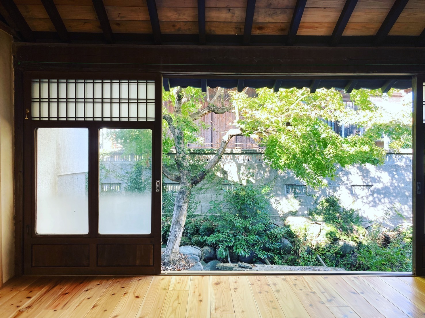ほたるの戯れが望める庭水辺のある縁側。離れの古民家(螢)