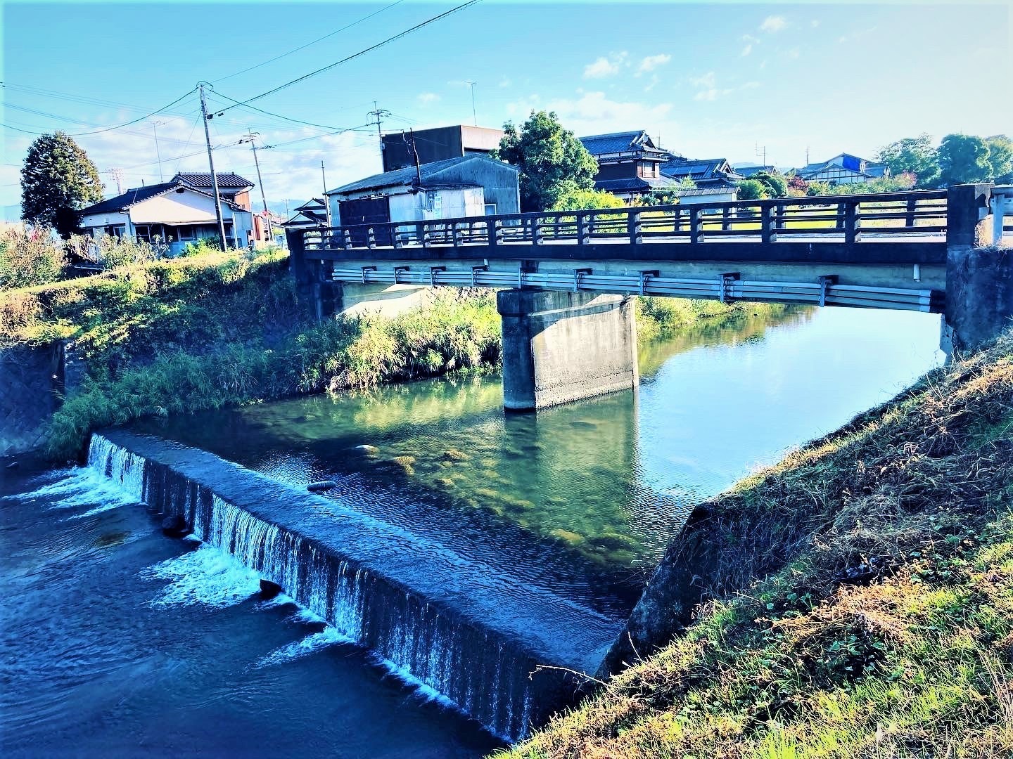 周辺の農村地域に流れるきれいな川