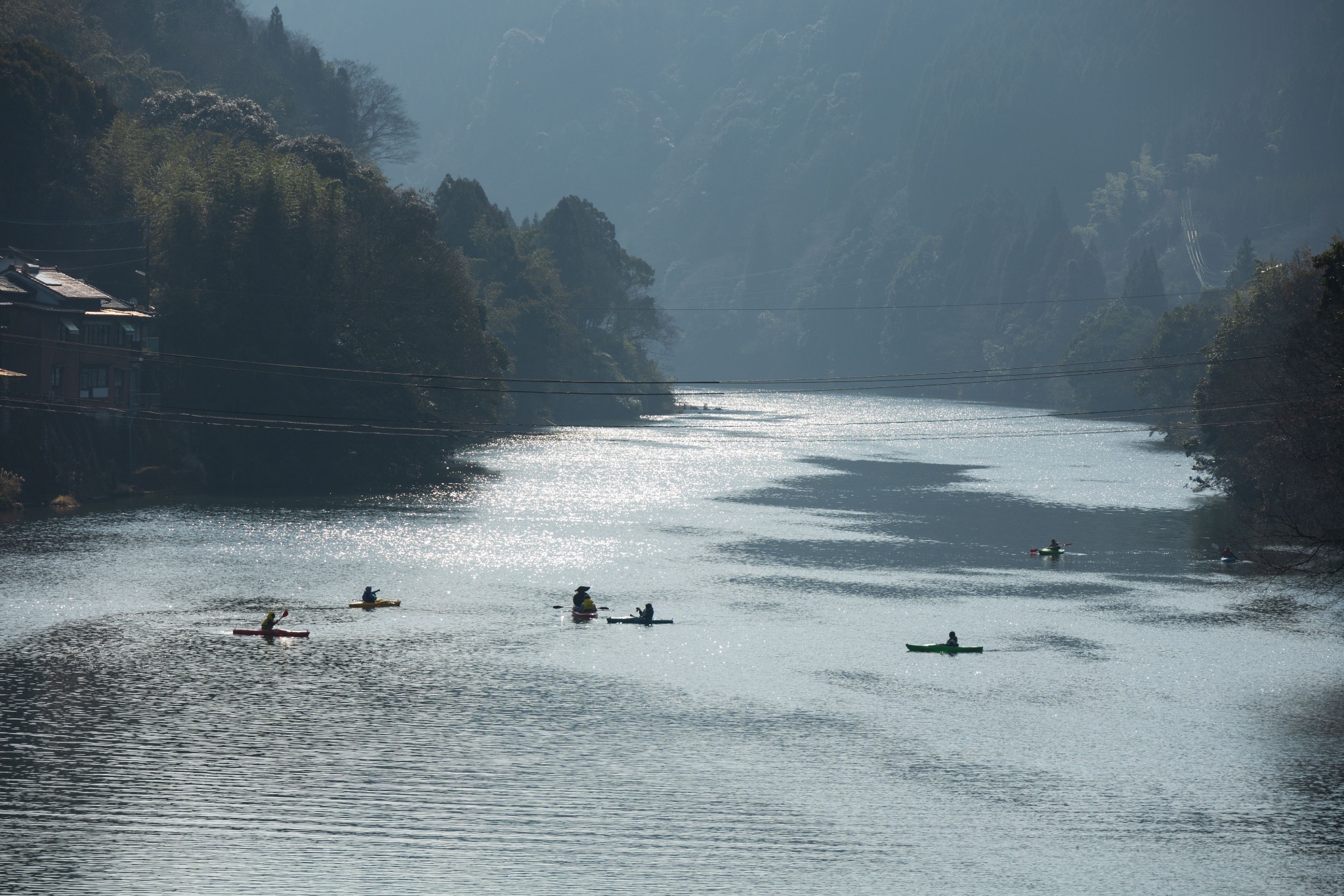壮大な自然の中のカヌー自然と共に生きる