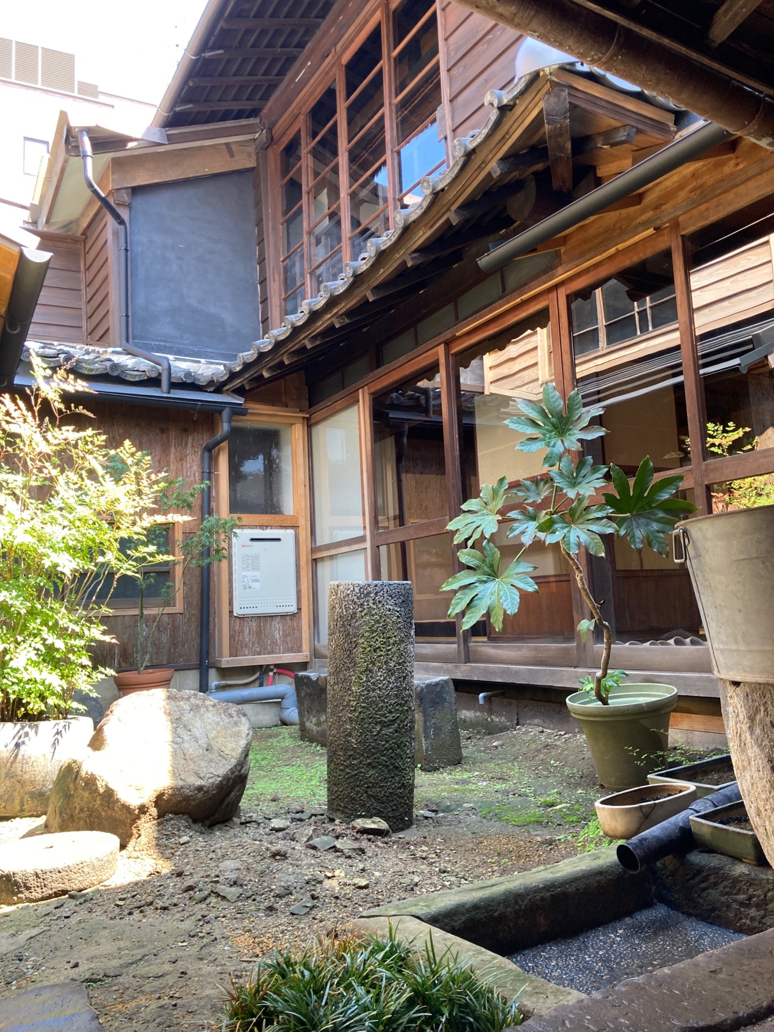 GUESTHOUSE425+ 古民家一棟貸し。檜風呂、テラス有り。街にいながらタイムスリップ