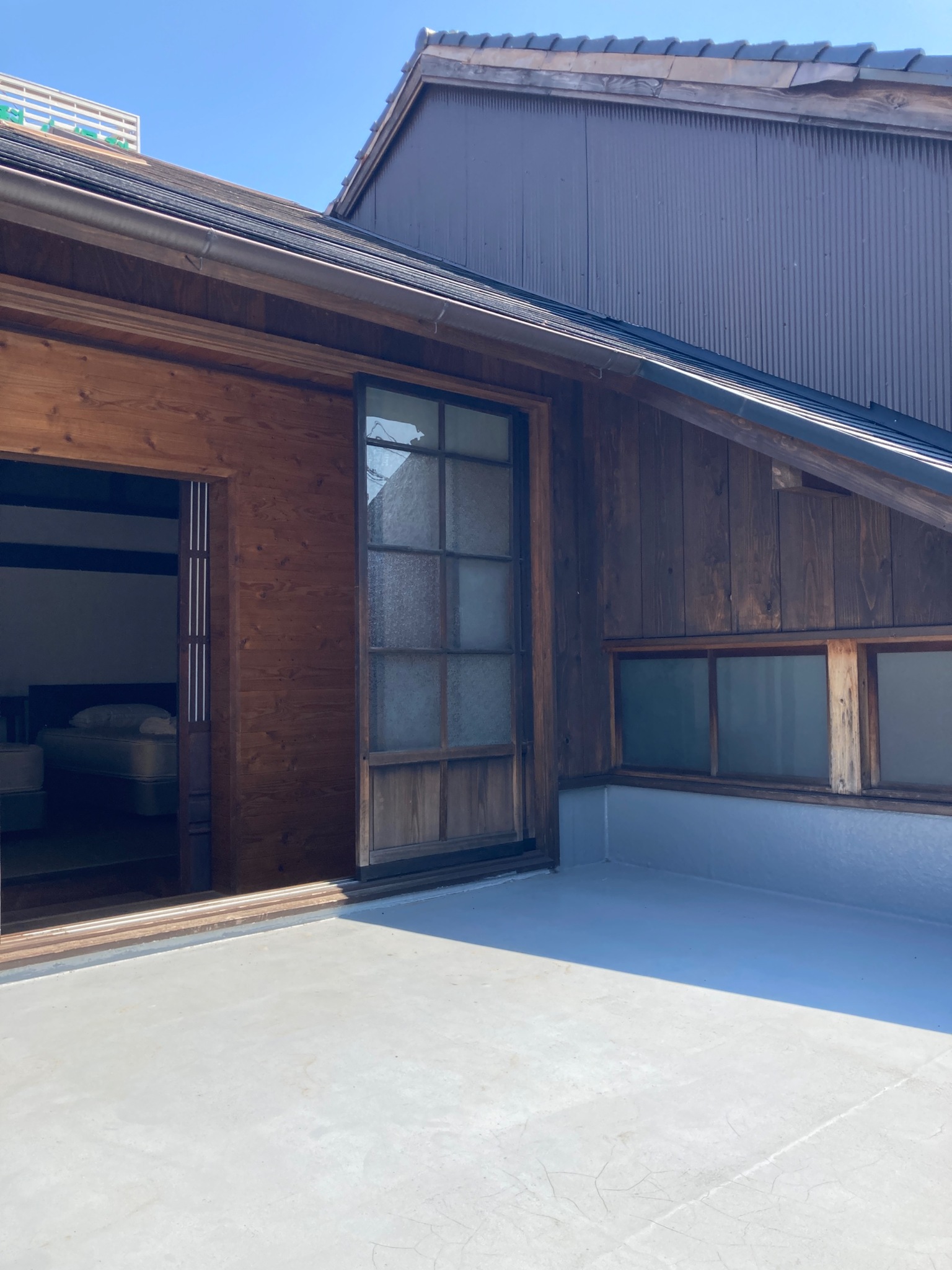 GUESTHOUSE425+ 古民家一棟貸し。檜風呂、テラス有り。街にいながらタイムスリップ