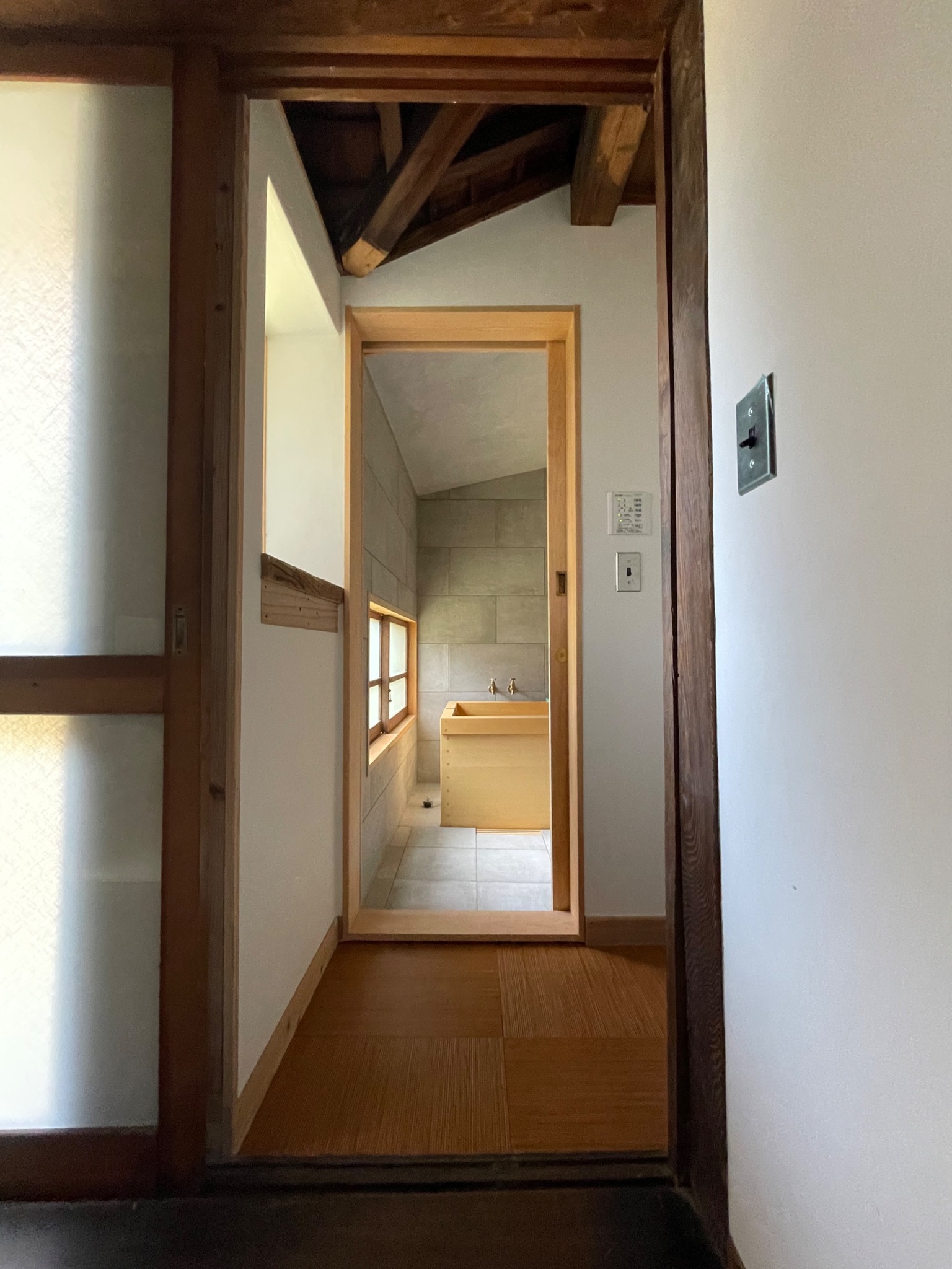 GUESTHOUSE425+ 古民家一棟貸し。檜風呂、テラス有り。街にいながらタイムスリップ