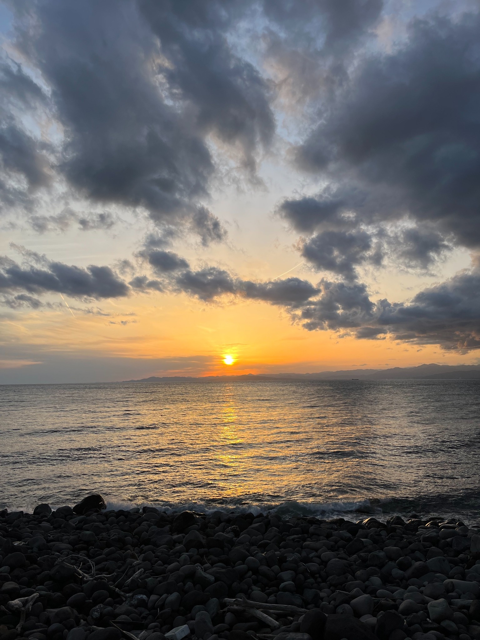 御浜岬の至福を一身に味わう。一軒家貸切宿で贅沢なBBQを楽しみながら夕陽に染まる戸田湾の美しさを満喫