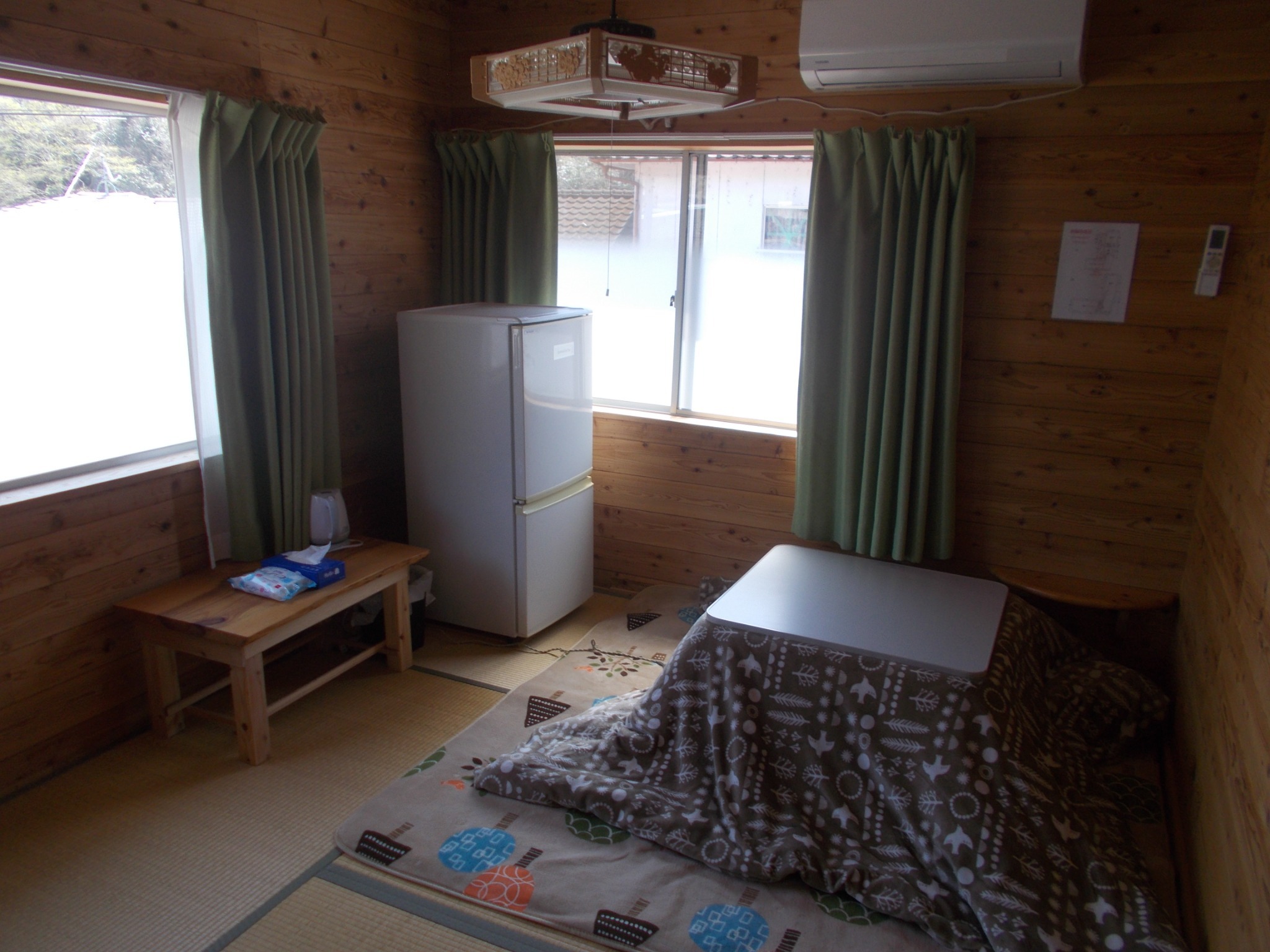 畳の三人収容部屋。