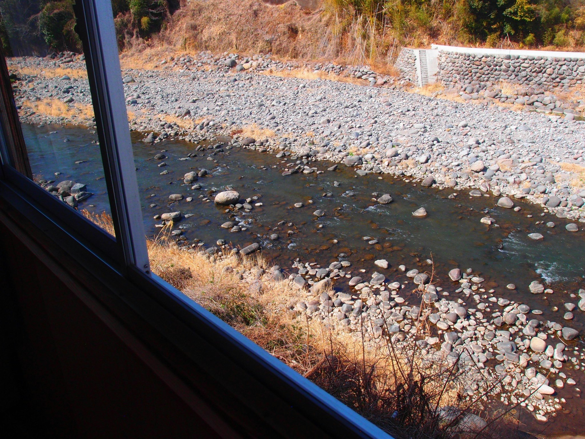 空調無しの川沿いの二人部屋