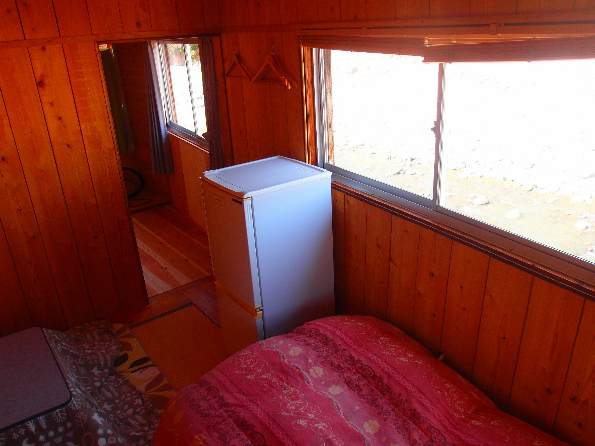 空調無しの川沿いの二人部屋