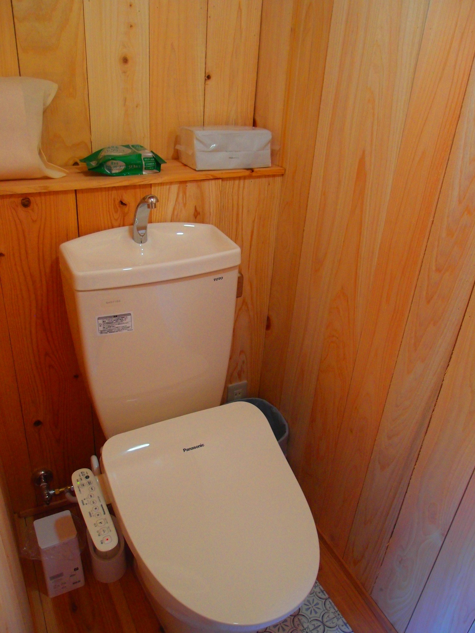空調無しの川沿いの二人部屋