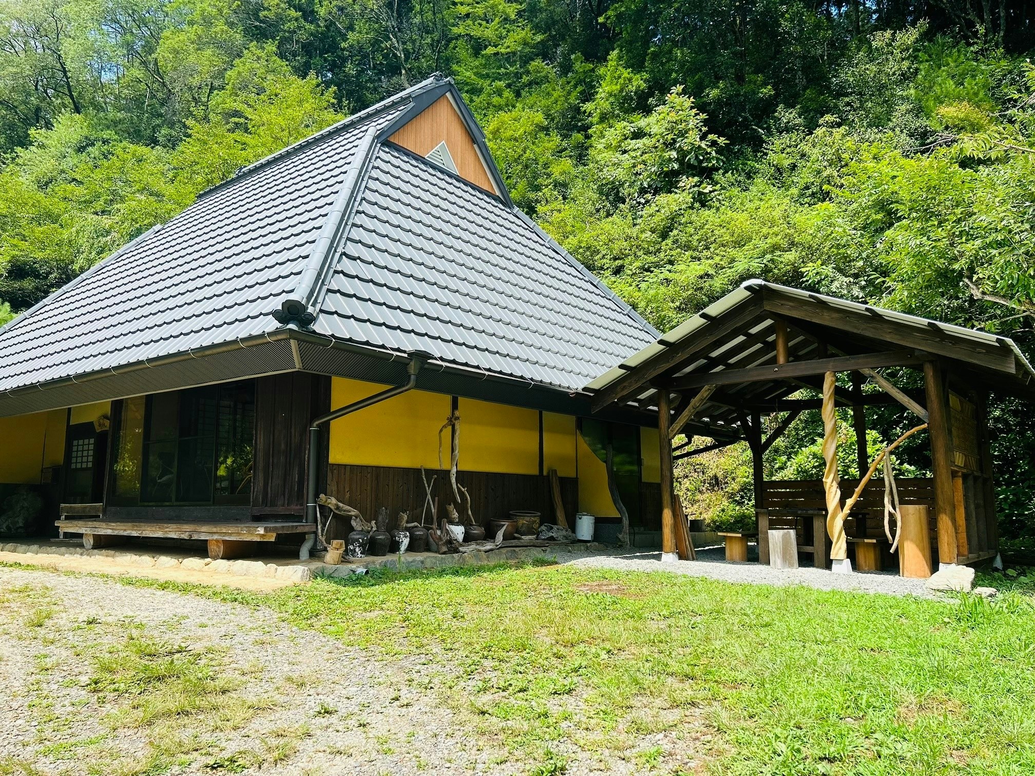 山里の茅葺き囲炉裏付き古民家を貸切。屋根付きBBQ場で囲炉裏を囲む優雅なひとときを!