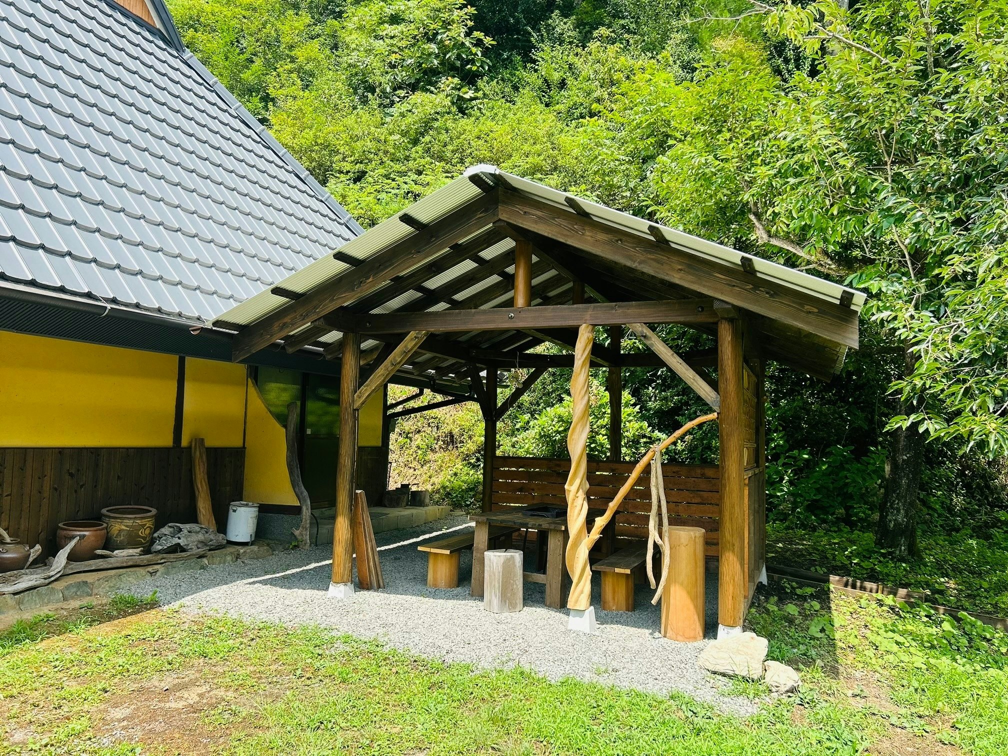 山里の茅葺き囲炉裏付き古民家を貸切。屋根付きBBQ場で囲炉裏を囲む優雅なひとときを!
