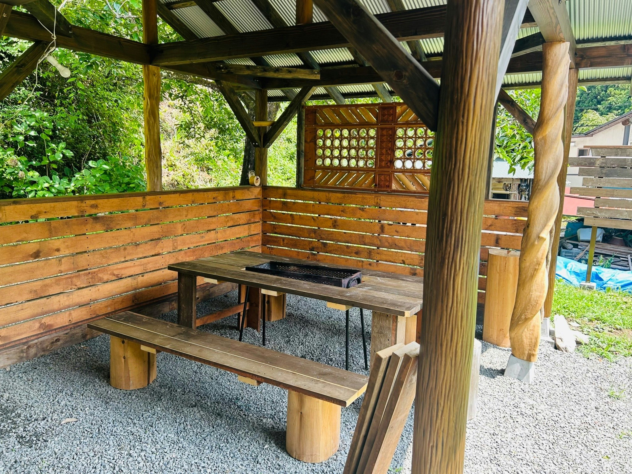 山里の茅葺き囲炉裏付き古民家を貸切。屋根付きBBQ場で囲炉裏を囲む優雅なひとときを!