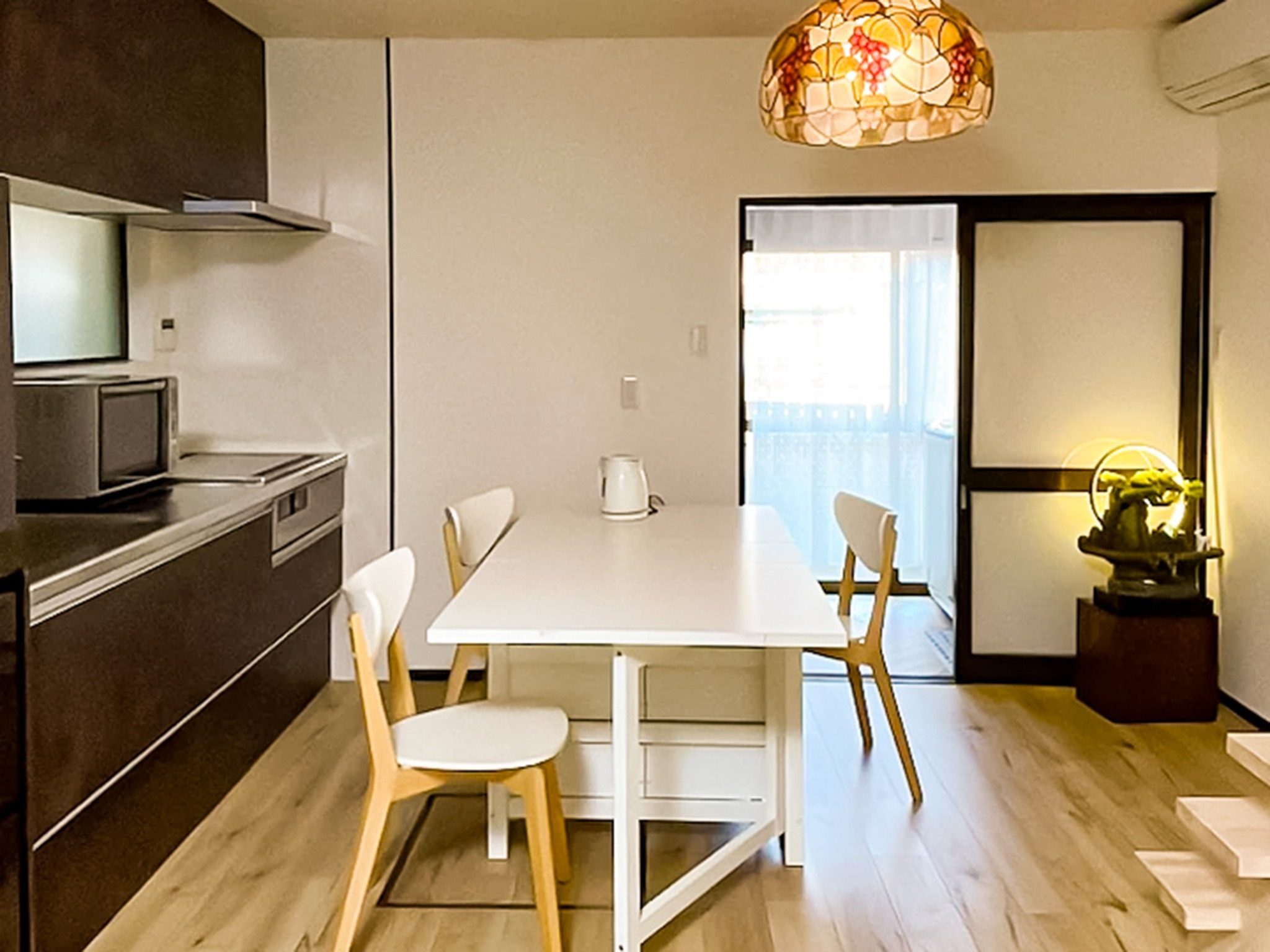 ・大きなダイニングテーブルを囲んでのお食事も可能です